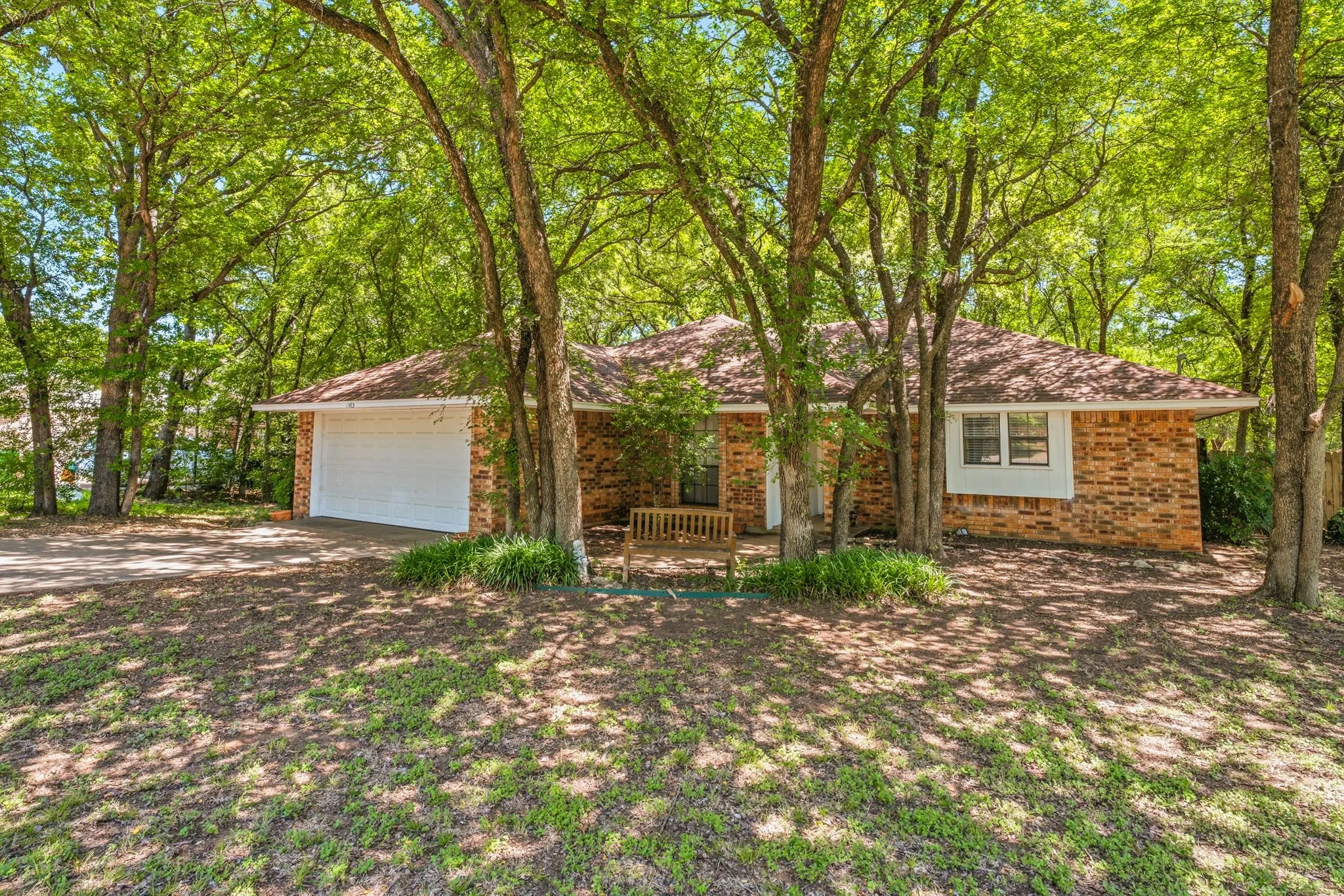 Single Family Residence For Sale in Hood County , 1303 Spanish Flower Drive, Granbury, Texas 76048, 3 Bedroom, 2 Bathroom, 1 Garage spaces, 1,309 Sqft, built in 1985, mls#21338344, Real Estate Agent in Granbury, Homes For Sale in Hood county, Homes For Sale in Granbury, Realtor in Granbury Texas, Real Estate Brokerage Independent Realty Texas, Luminita Cordes Realtor