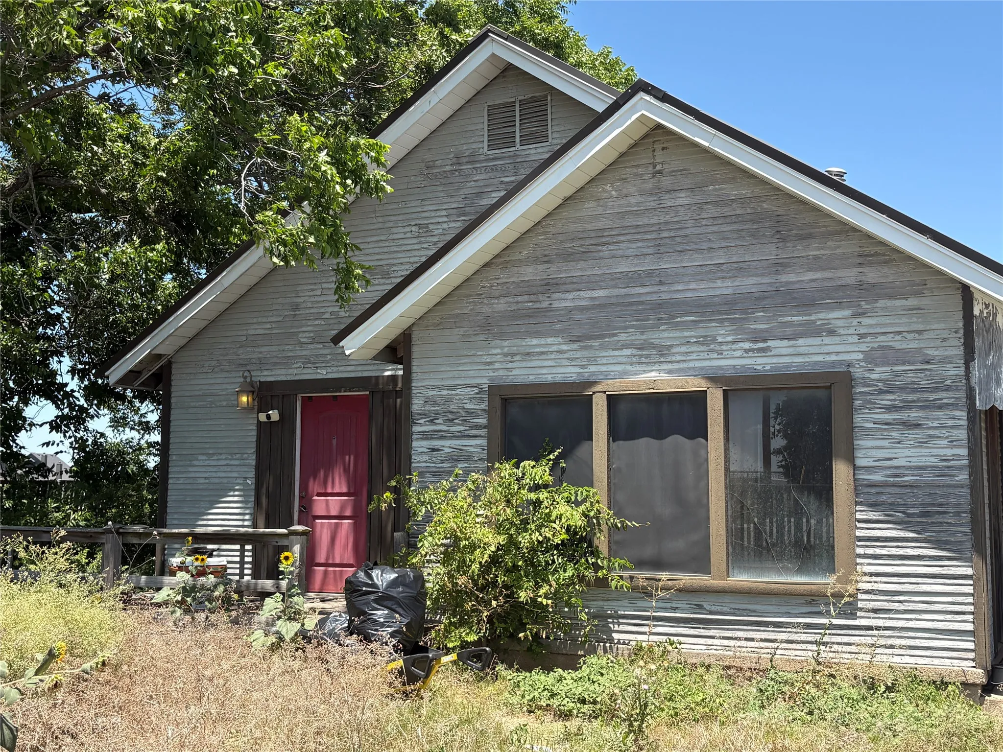 Single Family Residence For Sale in Ellis County , 3801 E Fm 875, Midlothian, Texas 76065, 2 Bedroom, 1 Bathroom, Garage spaces, 1,127 Sqft, built in 1927, mls#21324097, Real Estate Agent in Midlothian, Homes For Sale in Ellis county, Homes For Sale in Midlothian, Realtor in Midlothian Texas, Real Estate Brokerage Independent Realty Texas, Luminita Cordes Realtor