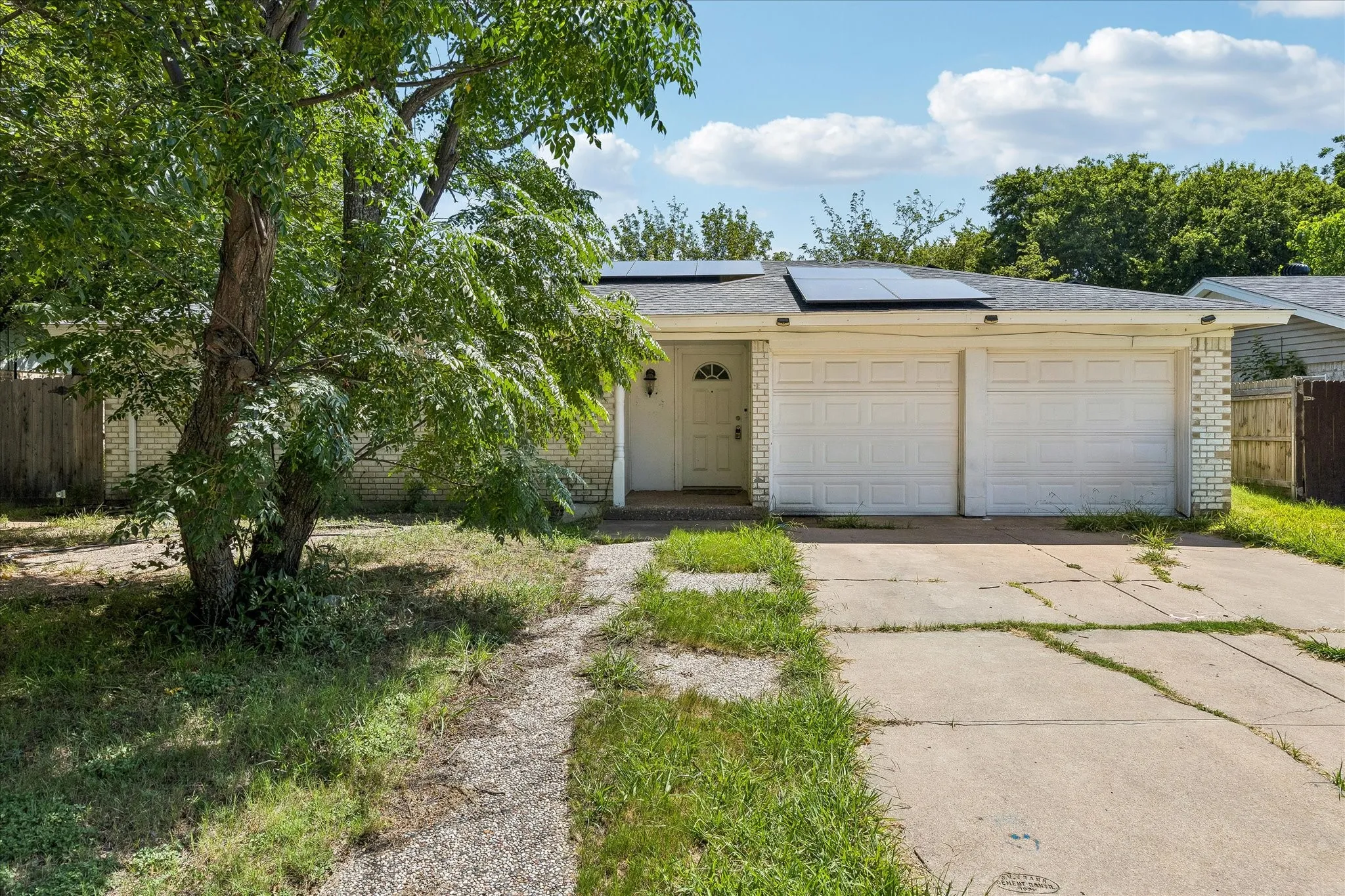 Single Family Residence For Sale in Tarrant County , 716 Heathcliff Drive, Everman, Texas 76140, 3 Bedrooms, 2 Bathrooms, 2 Garage spaces, 1,067 Sqft, built in 1971, Price $235,000, mls#21338613, Real Estate Agent in Everman, Homes For Sale in Tarrant county, Homes For Sale in Everman, Realtor in Everman Texas, Real Estate Brokerage Independent Realty Texas, Luminita Cordes Realtor