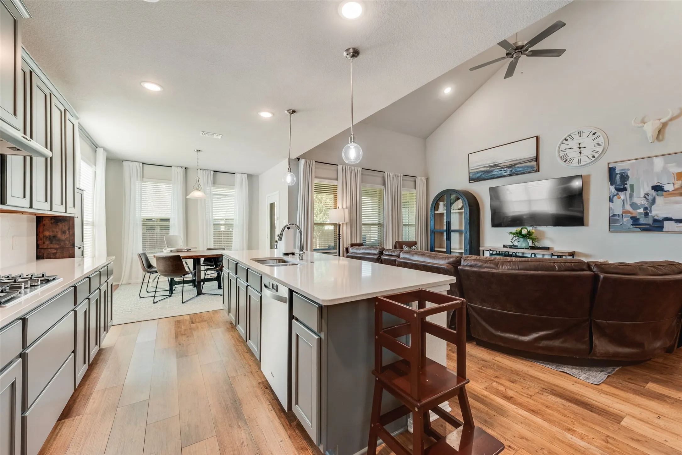 Single Family Residence For Sale in Tarrant County , 6516 Trail Guide, Fort Worth, Texas 76123, 5 Bedroom, 3 Bathroom, 2 Garage spaces, 2,990 Sqft, built in 2022, mls#21338477, Real Estate Agent in Fort Worth, Homes For Sale in Tarrant county, Homes For Sale in Fort Worth, Realtor in Fort Worth Texas, Real Estate Brokerage Independent Realty Texas, Luminita Cordes Realtor