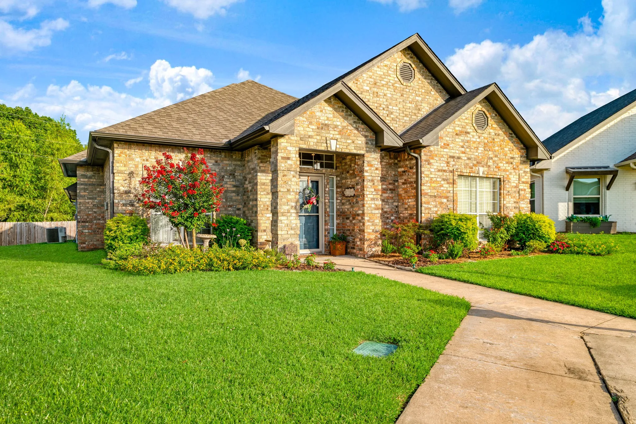 Single Family Residence For Sale in Lamar County , 4250 PRIMROSE Lane, Paris, Texas 75462, 3 Bedroom, 2 Bathroom, 2 Garage spaces, 1,801 Sqft, built in 2000, mls#21338305, Real Estate Agent in Paris, Homes For Sale in Lamar county, Homes For Sale in Paris, Realtor in Paris Texas, Real Estate Brokerage Independent Realty Texas, Luminita Cordes Realtor