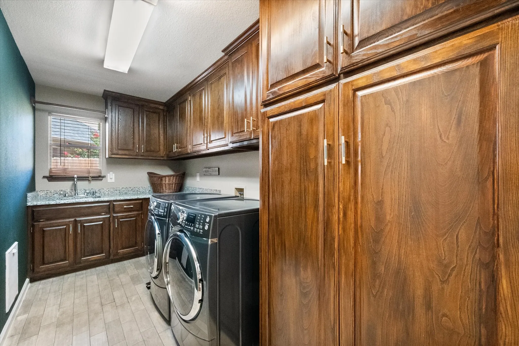 Single Family Residence For Sale in Tarrant County , 5 Brookside Court, Mansfield, Texas 76063, 4 Bedroom, 4 Bathroom, 3 Garage spaces, 3,880 Sqft, built in 1993, mls#21337256, Real Estate Agent in Mansfield, Homes For Sale in Tarrant county, Homes For Sale in Mansfield, Realtor in Mansfield Texas, Real Estate Brokerage Independent Realty Texas, Luminita Cordes Realtor