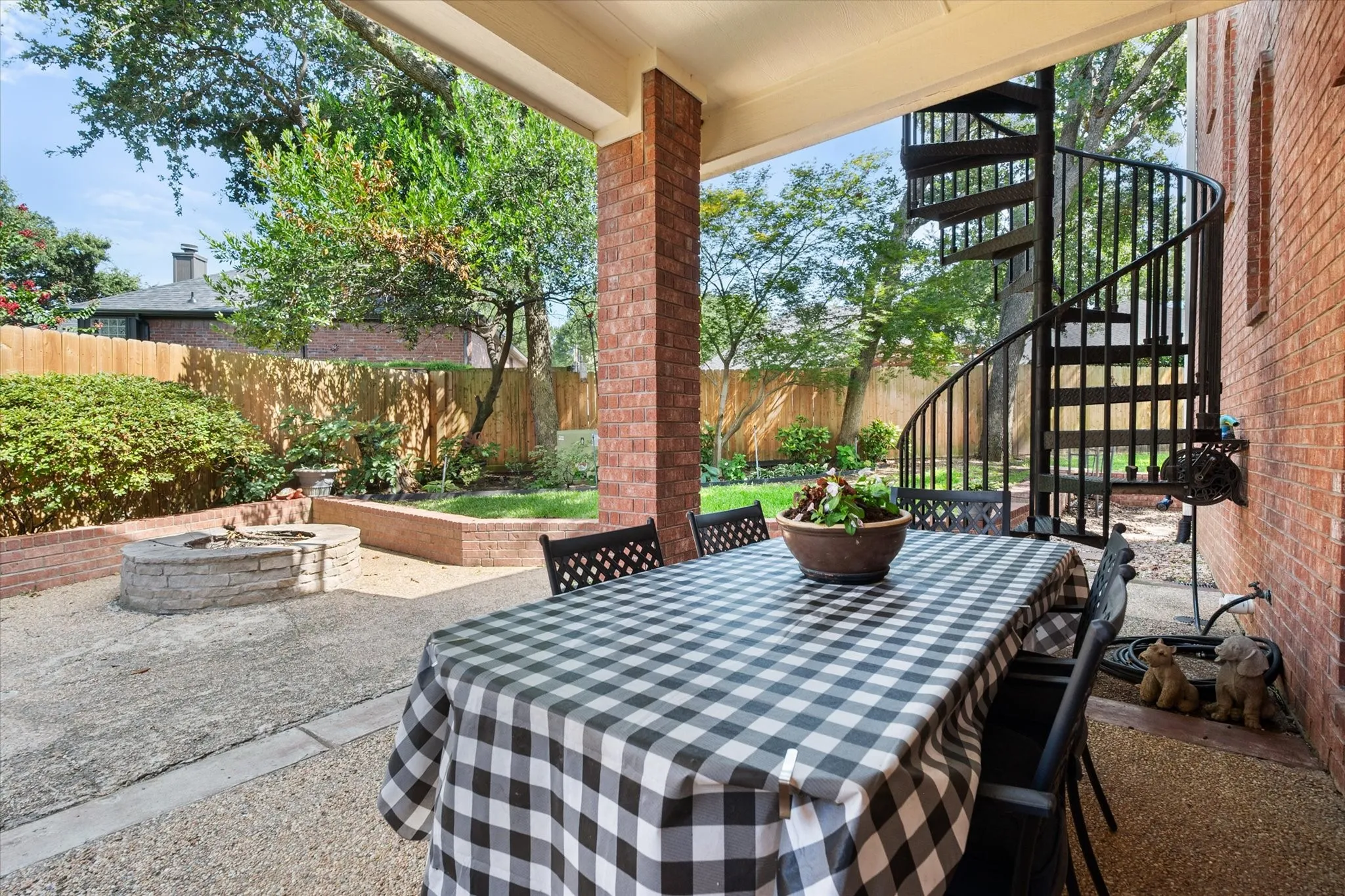 Single Family Residence For Sale in Tarrant County , 5 Brookside Court, Mansfield, Texas 76063, 4 Bedroom, 4 Bathroom, 3 Garage spaces, 3,880 Sqft, built in 1993, mls#21337256, Real Estate Agent in Mansfield, Homes For Sale in Tarrant county, Homes For Sale in Mansfield, Realtor in Mansfield Texas, Real Estate Brokerage Independent Realty Texas, Luminita Cordes Realtor