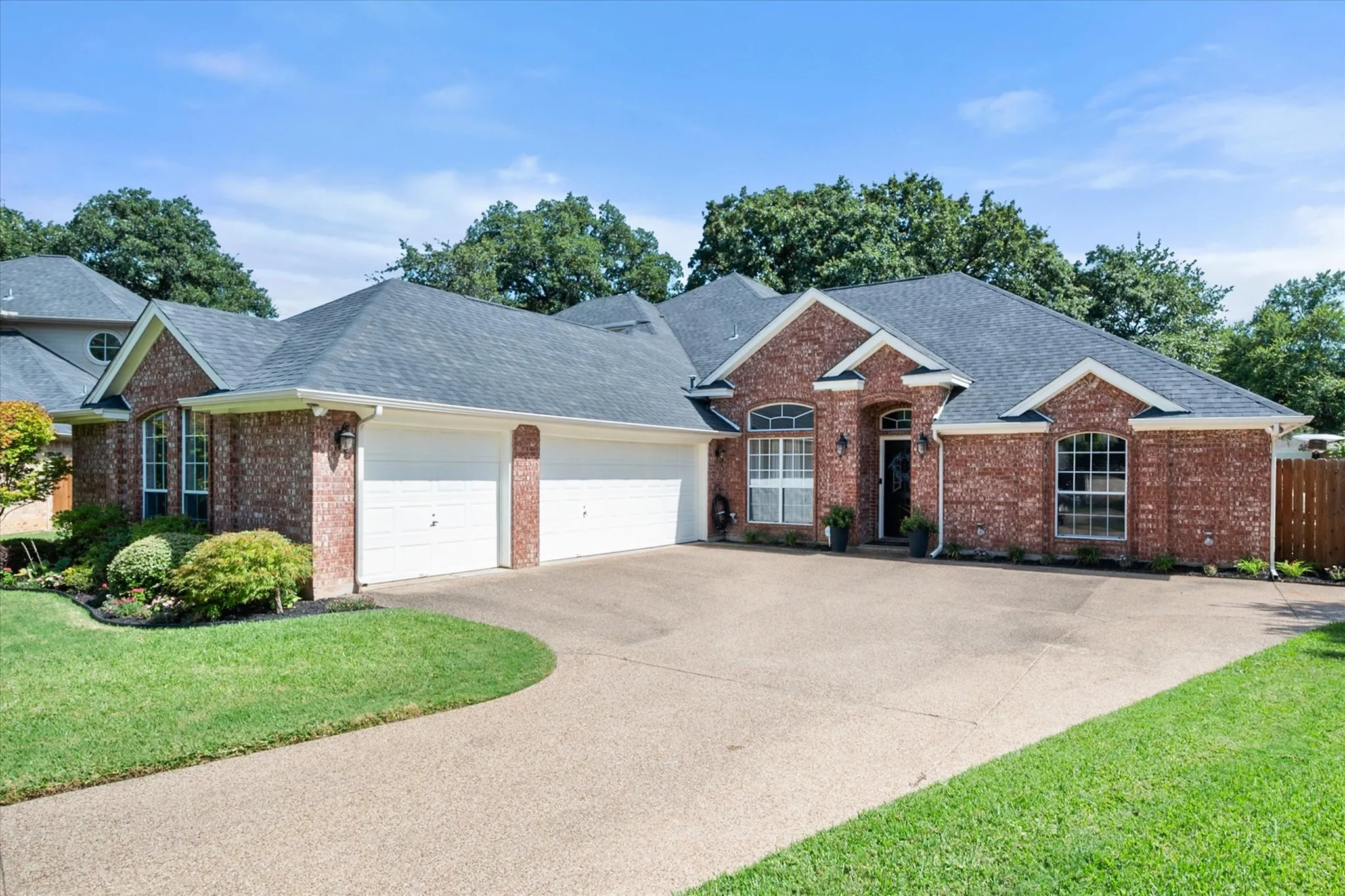 Single Family Residence For Sale in Tarrant County , 5 Brookside Court, Mansfield, Texas 76063, 4 Bedroom, 4 Bathroom, 3 Garage spaces, 3,880 Sqft, built in 1993, mls#21337256, Real Estate Agent in Mansfield, Homes For Sale in Tarrant county, Homes For Sale in Mansfield, Realtor in Mansfield Texas, Real Estate Brokerage Independent Realty Texas, Luminita Cordes Realtor