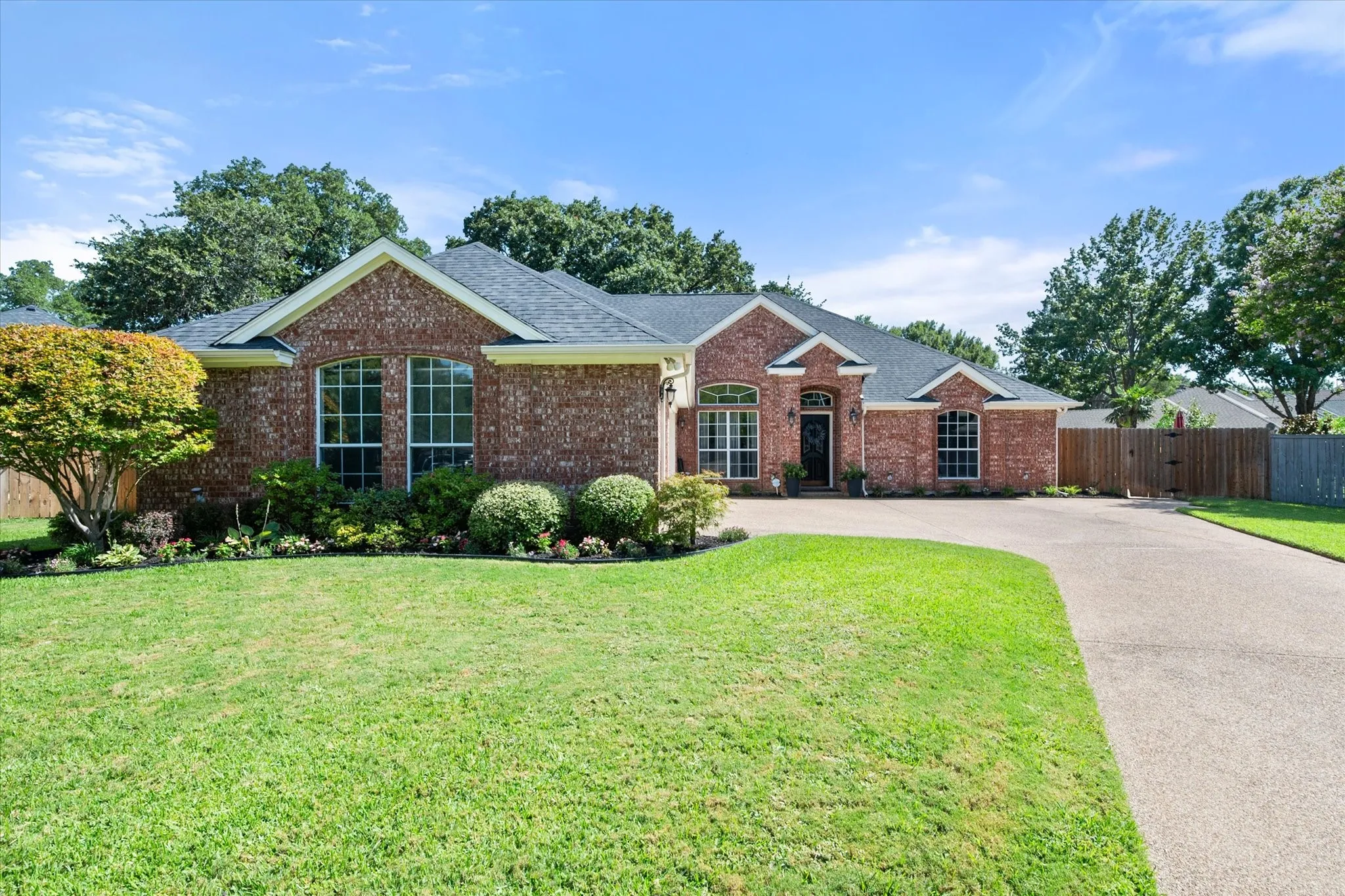 Single Family Residence For Sale in Tarrant County , 5 Brookside Court, Mansfield, Texas 76063, 4 Bedroom, 4 Bathroom, 3 Garage spaces, 3,880 Sqft, built in 1993, mls#21337256, Real Estate Agent in Mansfield, Homes For Sale in Tarrant county, Homes For Sale in Mansfield, Realtor in Mansfield Texas, Real Estate Brokerage Independent Realty Texas, Luminita Cordes Realtor
