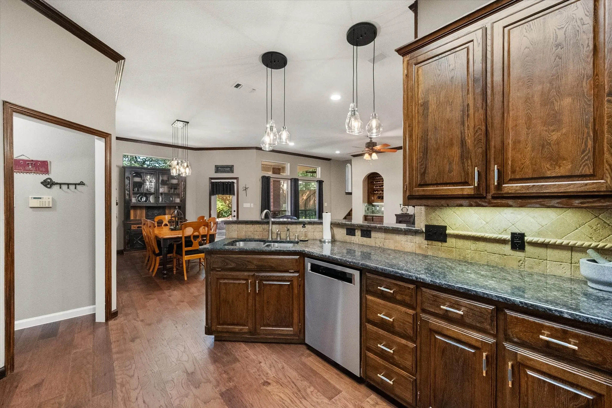 Single Family Residence For Sale in Tarrant County , 5 Brookside Court, Mansfield, Texas 76063, 4 Bedroom, 4 Bathroom, 3 Garage spaces, 3,880 Sqft, built in 1993, mls#21337256, Real Estate Agent in Mansfield, Homes For Sale in Tarrant county, Homes For Sale in Mansfield, Realtor in Mansfield Texas, Real Estate Brokerage Independent Realty Texas, Luminita Cordes Realtor