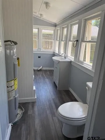 Single Family Residence For Sale in Wood County , 509 N Pacific Street, Mineola, Texas 75773, 3 Bedrooms, 2 Bathrooms, Garage spaces, 1,381 Sqft, built in 1920, Price $188,000, mls#21338623, Real Estate Agent in Mineola, Homes For Sale in Wood county, Homes For Sale in Mineola, Realtor in Mineola Texas, Real Estate Brokerage Independent Realty Texas, Luminita Cordes Realtor