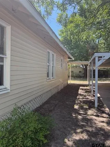 Single Family Residence For Sale in Wood County , 509 N Pacific Street, Mineola, Texas 75773, 3 Bedrooms, 2 Bathrooms, Garage spaces, 1,381 Sqft, built in 1920, Price $188,000, mls#21338623, Real Estate Agent in Mineola, Homes For Sale in Wood county, Homes For Sale in Mineola, Realtor in Mineola Texas, Real Estate Brokerage Independent Realty Texas, Luminita Cordes Realtor