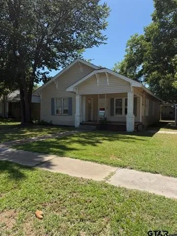 Single Family Residence For Sale in Wood County , 509 N Pacific Street, Mineola, Texas 75773, 3 Bedrooms, 2 Bathrooms, Garage spaces, 1,381 Sqft, built in 1920, Price $188,000, mls#21338623, Real Estate Agent in Mineola, Homes For Sale in Wood county, Homes For Sale in Mineola, Realtor in Mineola Texas, Real Estate Brokerage Independent Realty Texas, Luminita Cordes Realtor