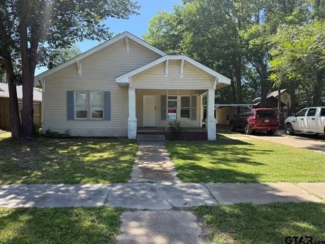 Single Family Residence For Sale in Wood County , 509 N Pacific Street, Mineola, Texas 75773, 3 Bedrooms, 2 Bathrooms, Garage spaces, 1,381 Sqft, built in 1920, Price $188,000, mls#21338623, Real Estate Agent in Mineola, Homes For Sale in Wood county, Homes For Sale in Mineola, Realtor in Mineola Texas, Real Estate Brokerage Independent Realty Texas, Luminita Cordes Realtor