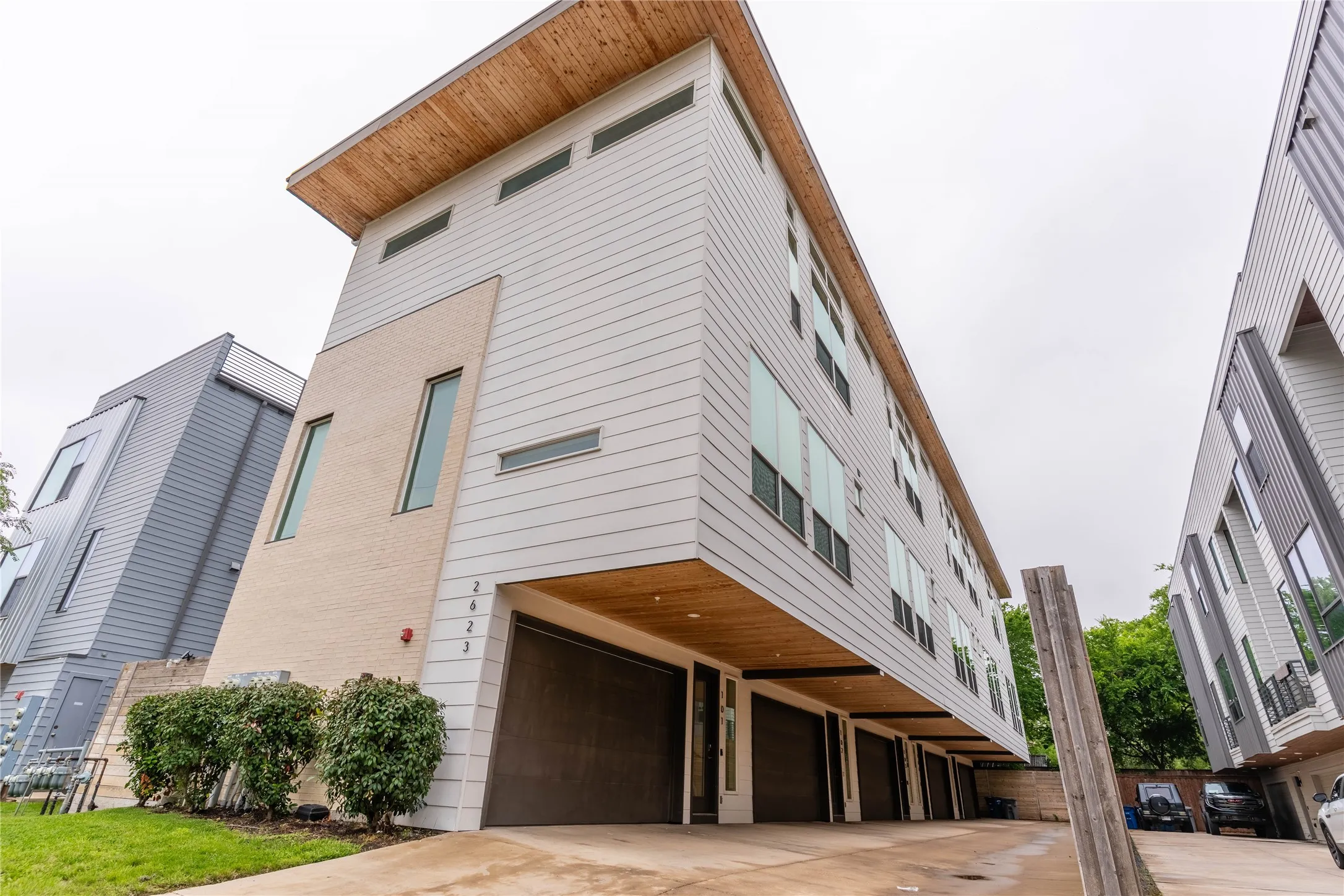 Condominium For Sale in Dallas County , 2623 Kimsey Drive 101, Dallas, Texas 75235, 2 Bedroom, 3 Bathroom, 1 Garage spaces, 1,463 Sqft, built in 2019, mls#21338626, Real Estate Agent in Dallas, Homes For Sale in Dallas county, Homes For Sale in Dallas, Realtor in Dallas Texas, Real Estate Brokerage Independent Realty Texas, Luminita Cordes Realtor