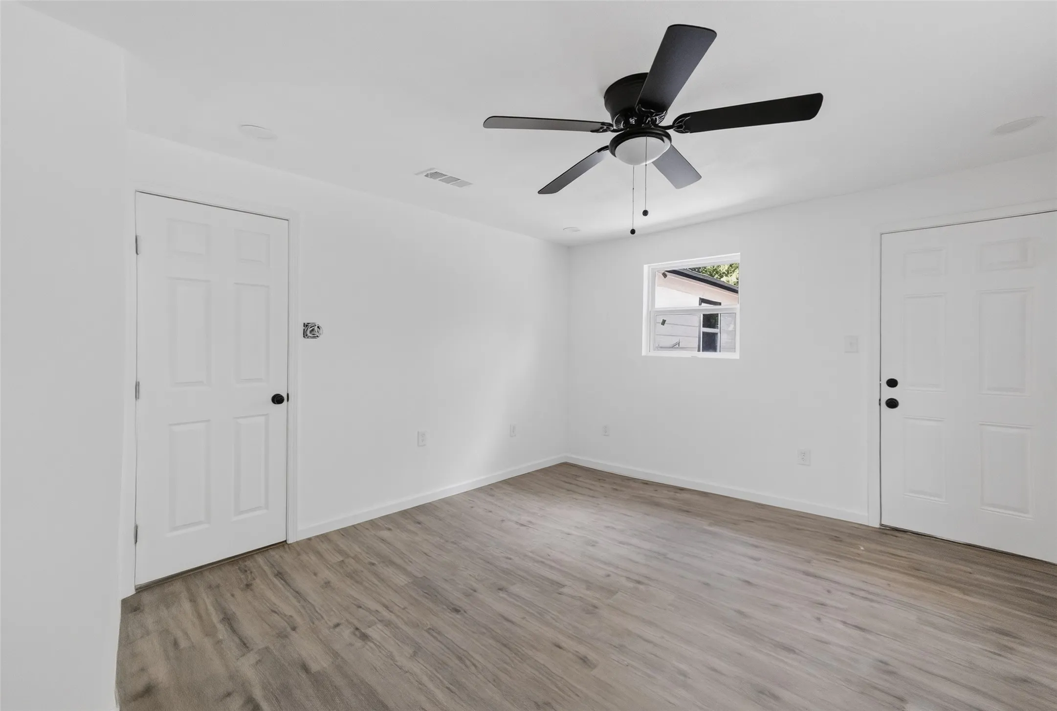 Single Family Residence For Sale in Tarrant County , 1212 E Ramsey Avenue, Fort Worth, Texas 76104, 4 Bedroom, 2 Bathroom, Garage spaces, 1,390 Sqft, built in 1945, mls#21332183, Real Estate Agent in Fort Worth, Homes For Sale in Tarrant county, Homes For Sale in Fort Worth, Realtor in Fort Worth Texas, Real Estate Brokerage Independent Realty Texas, Luminita Cordes Realtor