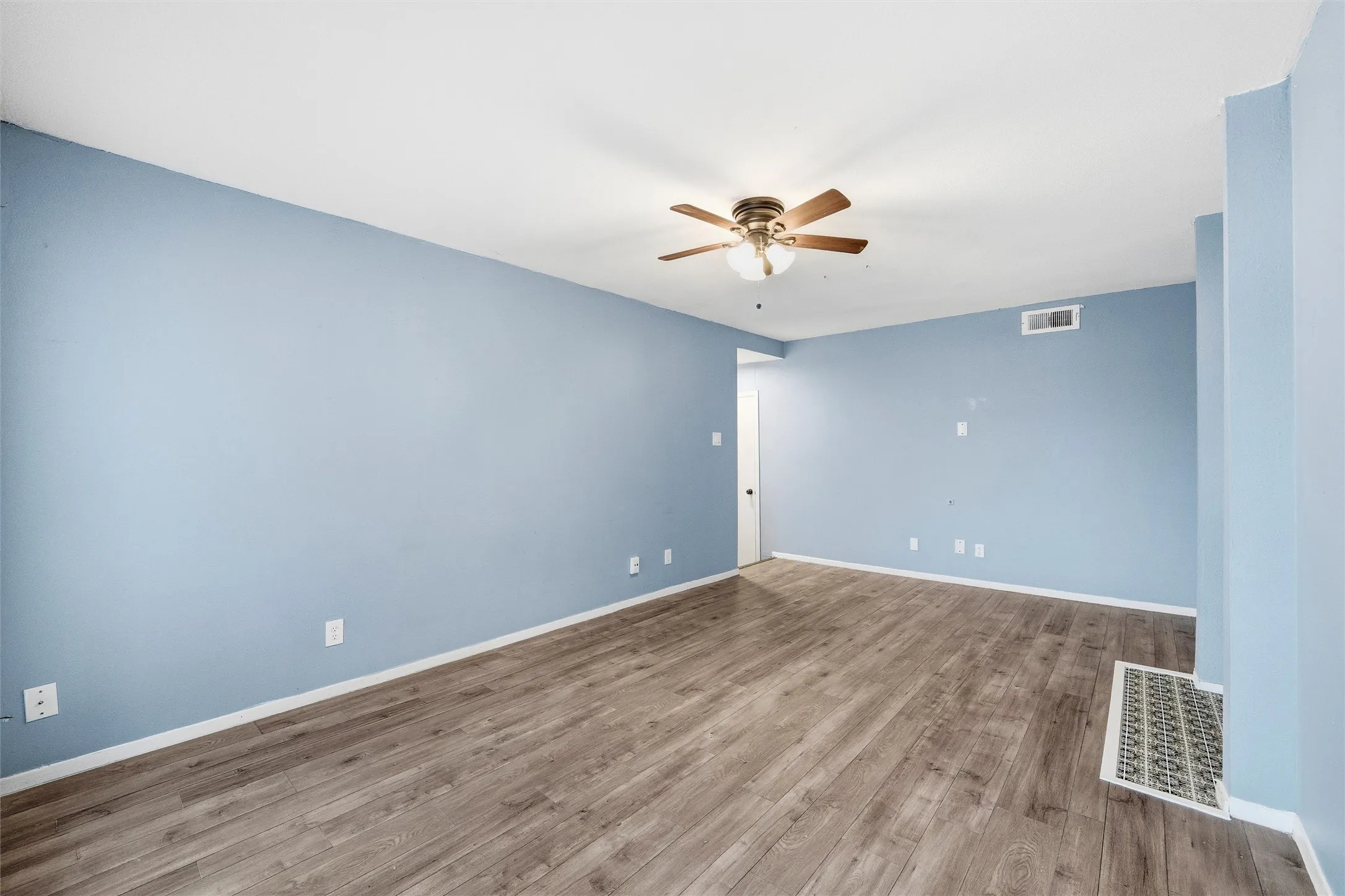 Condominium For Sale in Tarrant County , 5604 Boca Raton Boulevard 248, Fort Worth, Texas 76112, 2 Bedroom, 2 Bathroom, Garage spaces, 1,069 Sqft, built in 1972, mls#21337625, Real Estate Agent in Fort Worth, Homes For Sale in Tarrant county, Homes For Sale in Fort Worth, Realtor in Fort Worth Texas, Real Estate Brokerage Independent Realty Texas, Luminita Cordes Realtor