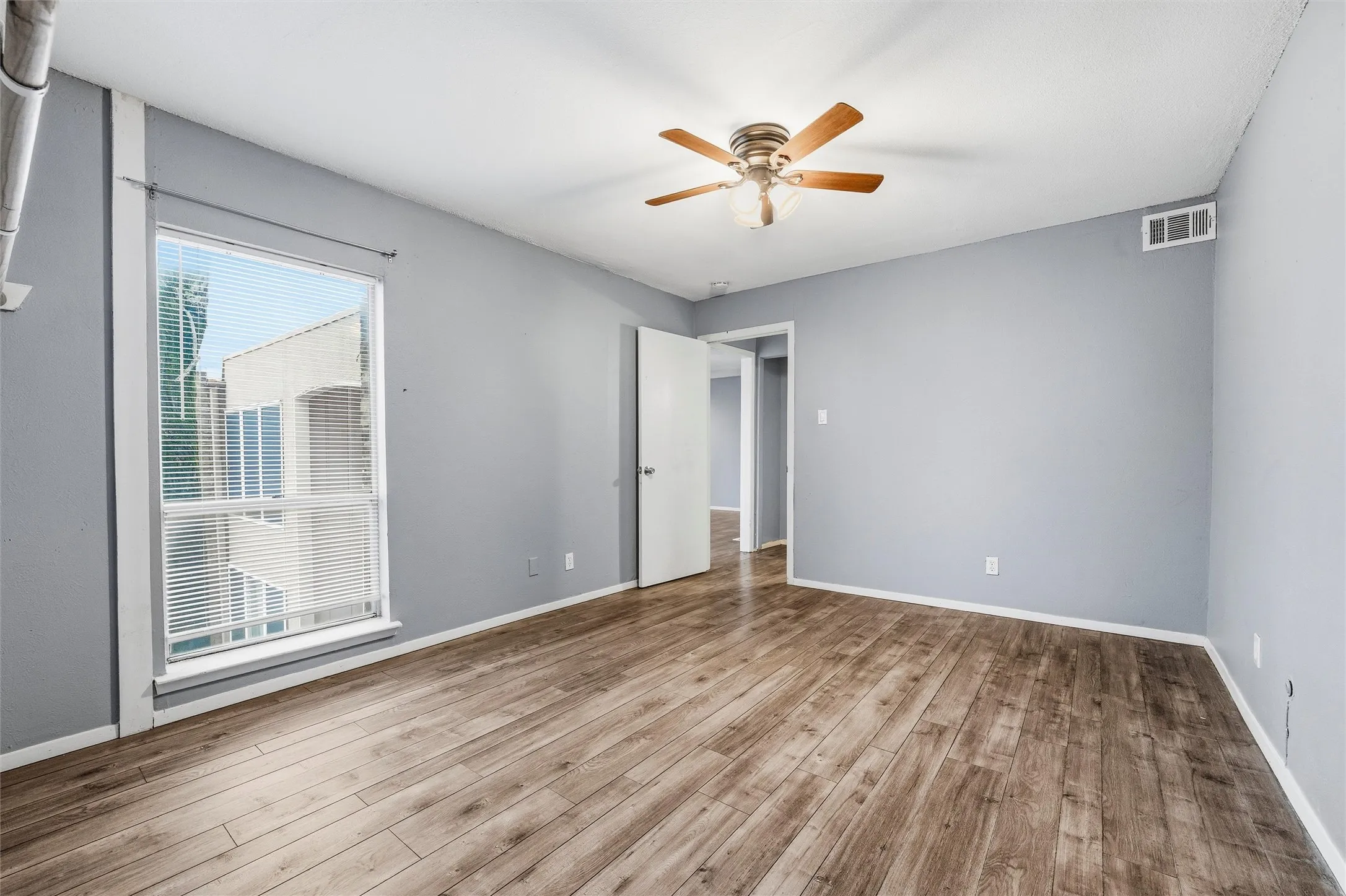 Condominium For Sale in Tarrant County , 5604 Boca Raton Boulevard 248, Fort Worth, Texas 76112, 2 Bedroom, 2 Bathroom, Garage spaces, 1,069 Sqft, built in 1972, mls#21337625, Real Estate Agent in Fort Worth, Homes For Sale in Tarrant county, Homes For Sale in Fort Worth, Realtor in Fort Worth Texas, Real Estate Brokerage Independent Realty Texas, Luminita Cordes Realtor