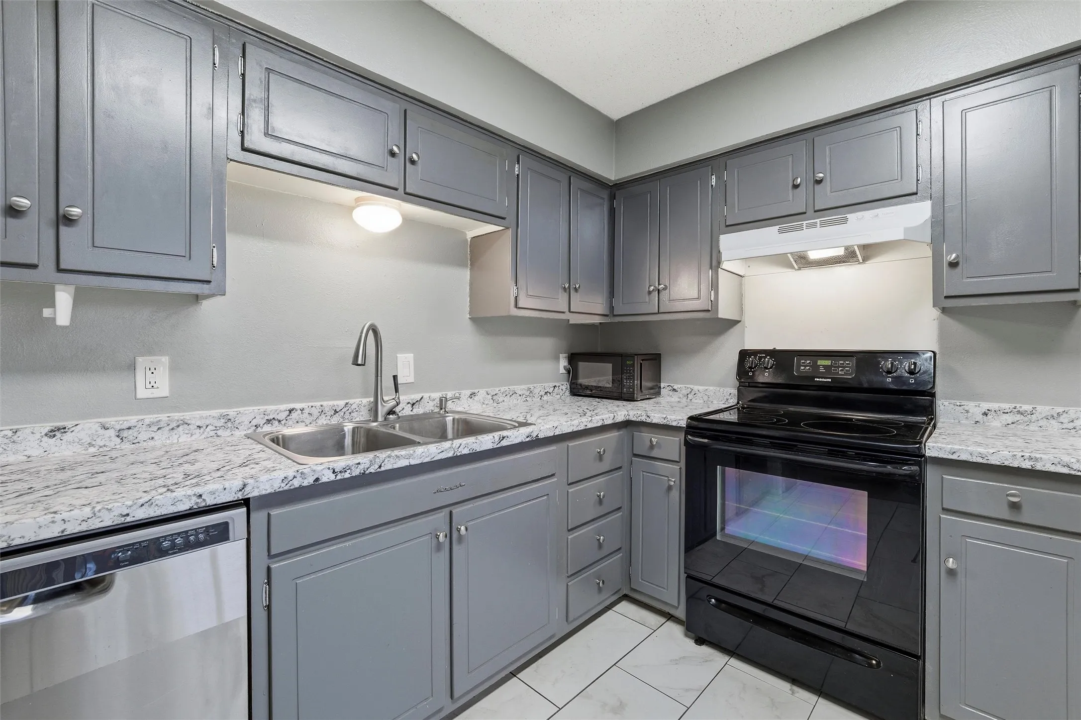 Condominium For Sale in Tarrant County , 5604 Boca Raton Boulevard 248, Fort Worth, Texas 76112, 2 Bedroom, 2 Bathroom, Garage spaces, 1,069 Sqft, built in 1972, mls#21337625, Real Estate Agent in Fort Worth, Homes For Sale in Tarrant county, Homes For Sale in Fort Worth, Realtor in Fort Worth Texas, Real Estate Brokerage Independent Realty Texas, Luminita Cordes Realtor