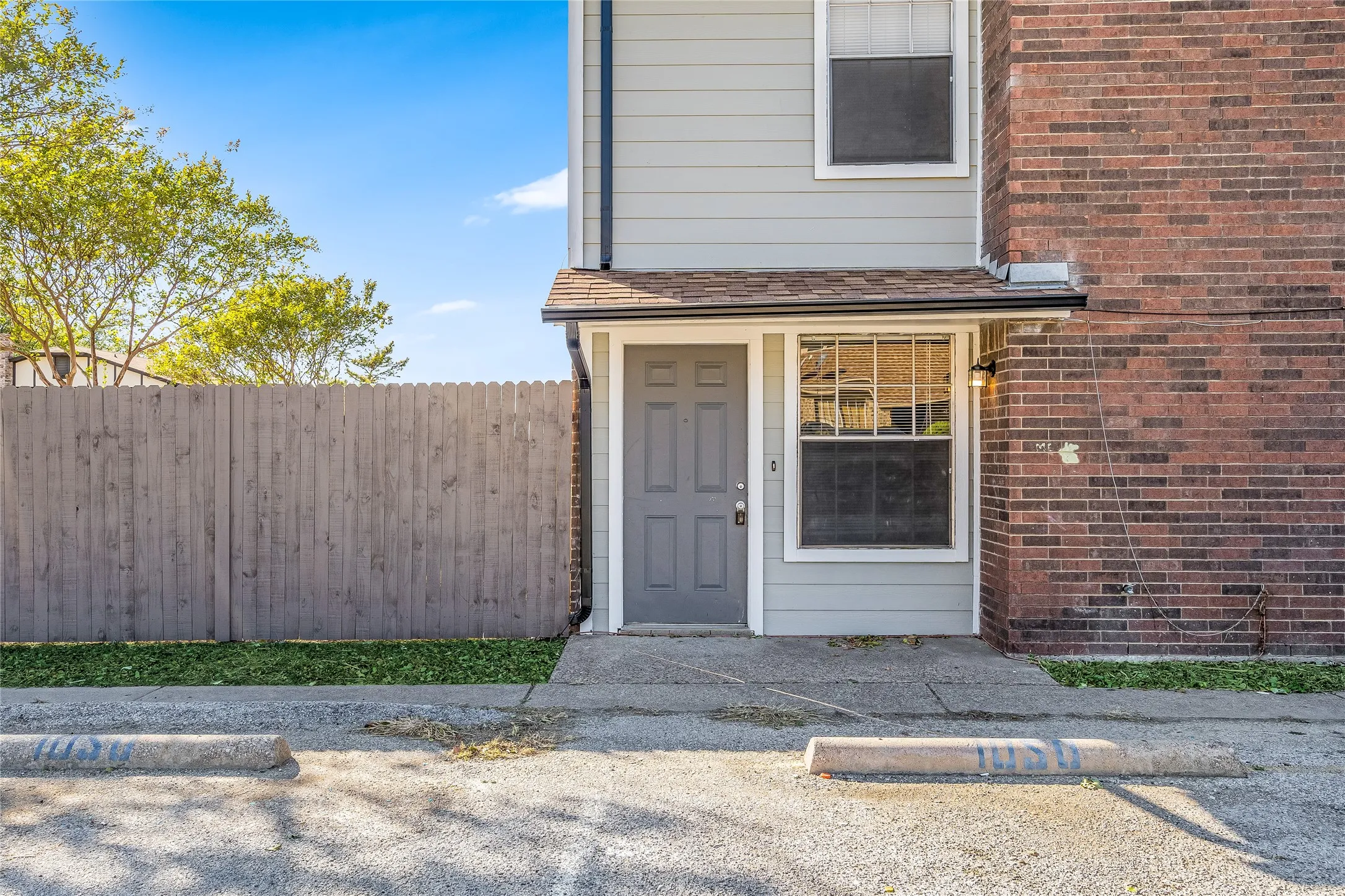 Townhouse For Rent in Tarrant County , 1044 Southmoor Drive 1050, Arlington, Texas 76010, 2 Bedroom, 2 Bathroom, Garage spaces, 1,068 Sqft, built in 1980, mls#21337567, Real Estate Agent in Arlington, Homes For Rent in Tarrant county, Homes For Rent in Arlington, Realtor in Arlington Texas, Real Estate Brokerage Independent Realty Texas, Luminita Cordes Realtor
