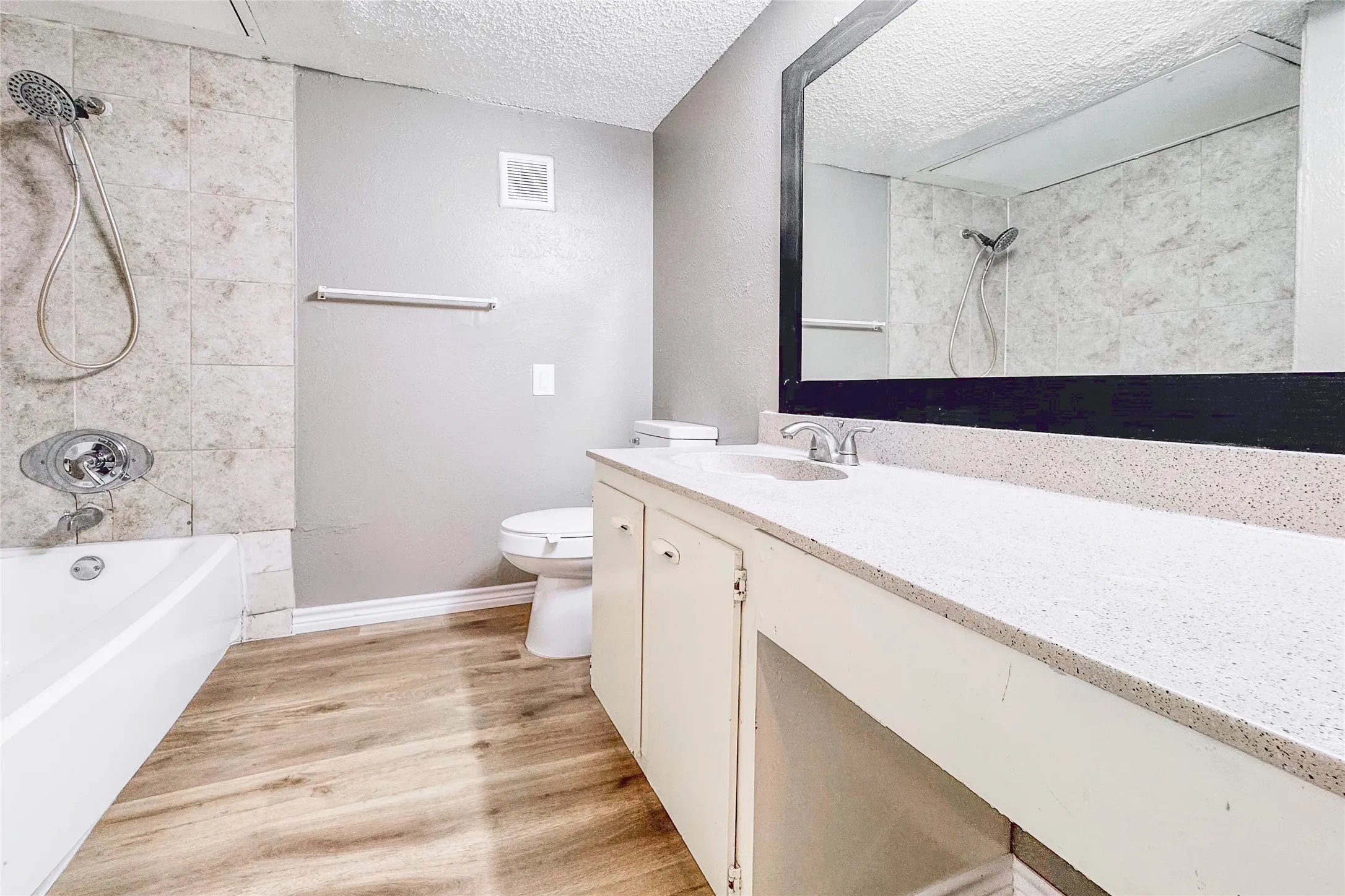 Townhouse For Rent in Tarrant County , 1044 Southmoor Drive 1050, Arlington, Texas 76010, 2 Bedroom, 2 Bathroom, Garage spaces, 1,068 Sqft, built in 1980, mls#21337567, Real Estate Agent in Arlington, Homes For Rent in Tarrant county, Homes For Rent in Arlington, Realtor in Arlington Texas, Real Estate Brokerage Independent Realty Texas, Luminita Cordes Realtor