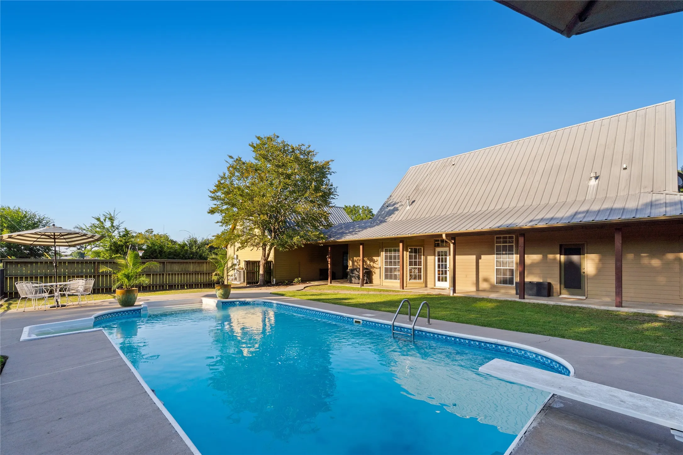Single Family Residence For Sale in Hopkins County , 340 County Road 3585, Dike, Texas 75437, 3 Bedroom, 4 Bathroom, 2 Garage spaces, 2,612 Sqft, built in 2000, mls#21338629, Real Estate Agent in Dike, Homes For Sale in Hopkins county, Homes For Sale in Dike, Realtor in Dike Texas, Real Estate Brokerage Independent Realty Texas, Luminita Cordes Realtor