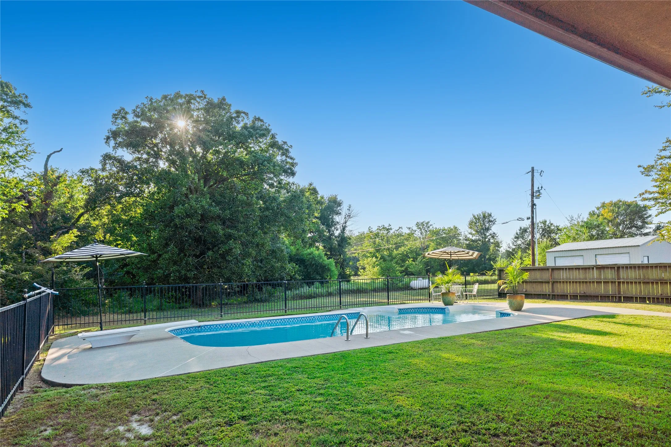 Single Family Residence For Sale in Hopkins County , 340 County Road 3585, Dike, Texas 75437, 3 Bedroom, 4 Bathroom, 2 Garage spaces, 2,612 Sqft, built in 2000, mls#21338629, Real Estate Agent in Dike, Homes For Sale in Hopkins county, Homes For Sale in Dike, Realtor in Dike Texas, Real Estate Brokerage Independent Realty Texas, Luminita Cordes Realtor