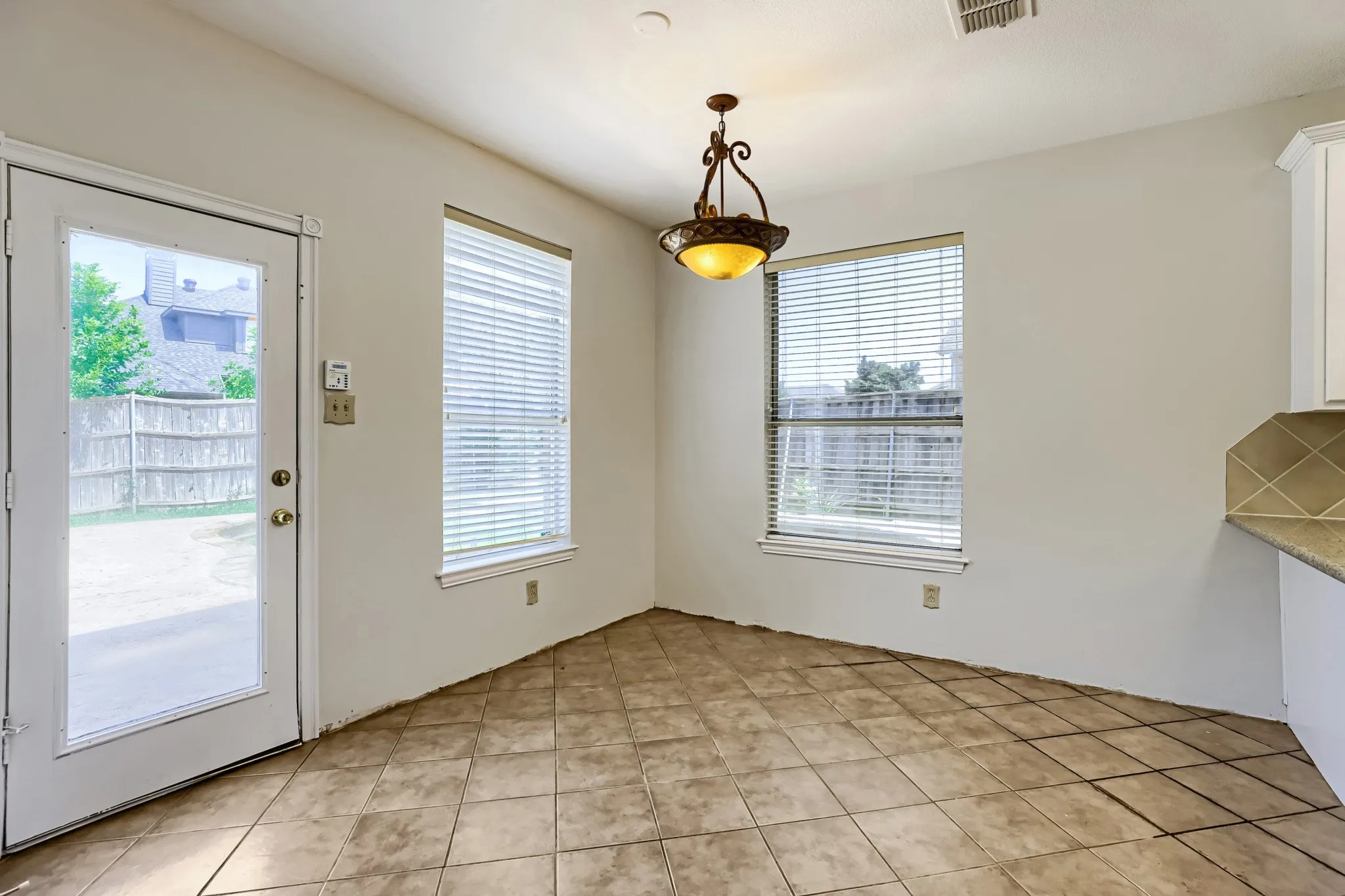Single Family Residence For Sale in Denton County , 2066 Fair Oaks Circle, Corinth, Texas 76210, 4 Bedroom, 3 Bathroom, 2 Garage spaces, 2,834 Sqft, built in 1999, mls#21281015, Real Estate Agent in Corinth, Homes For Sale in Denton county, Homes For Sale in Corinth, Realtor in Corinth Texas, Real Estate Brokerage Independent Realty Texas, Luminita Cordes Realtor
