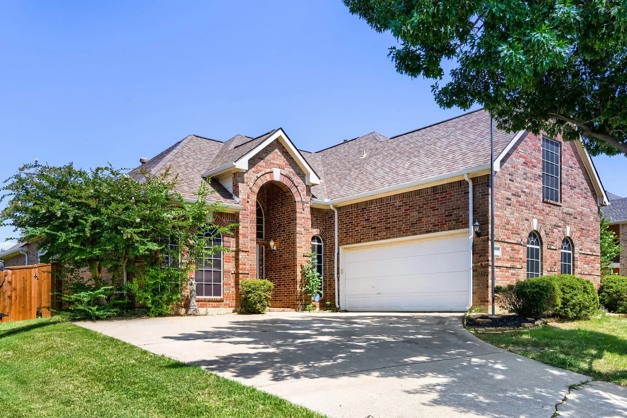 Single Family Residence For Sale in Denton County , 2066 Fair Oaks Circle, Corinth, Texas 76210, 4 Bedroom, 3 Bathroom, 2 Garage spaces, 2,834 Sqft, built in 1999, mls#21281015, Real Estate Agent in Corinth, Homes For Sale in Denton county, Homes For Sale in Corinth, Realtor in Corinth Texas, Real Estate Brokerage Independent Realty Texas, Luminita Cordes Realtor