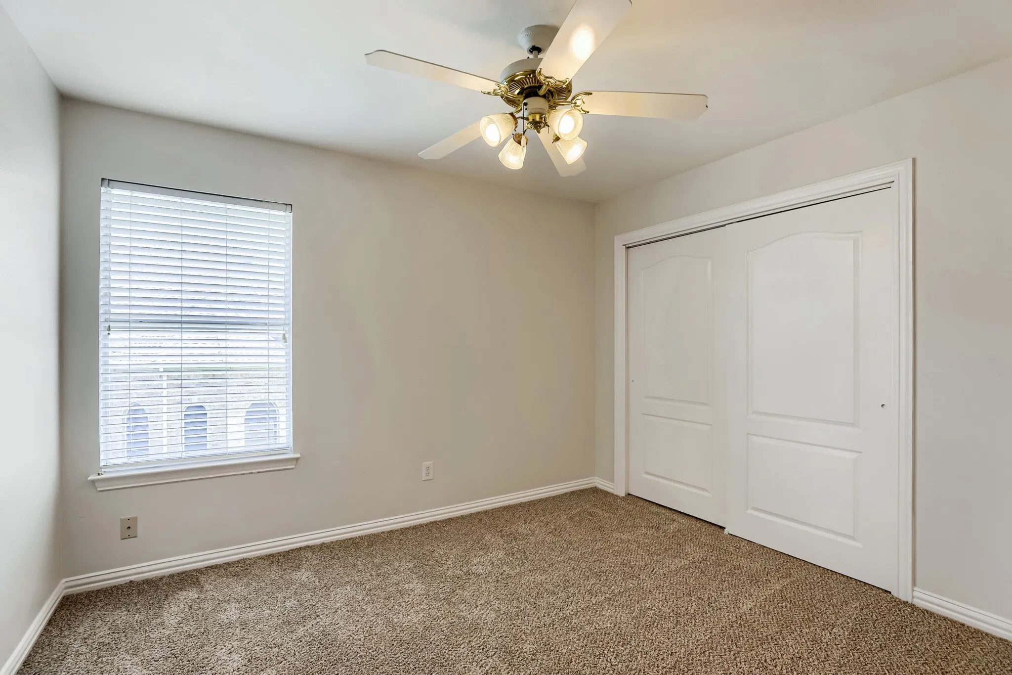 Single Family Residence For Sale in Denton County , 2066 Fair Oaks Circle, Corinth, Texas 76210, 4 Bedroom, 3 Bathroom, 2 Garage spaces, 2,834 Sqft, built in 1999, mls#21281015, Real Estate Agent in Corinth, Homes For Sale in Denton county, Homes For Sale in Corinth, Realtor in Corinth Texas, Real Estate Brokerage Independent Realty Texas, Luminita Cordes Realtor