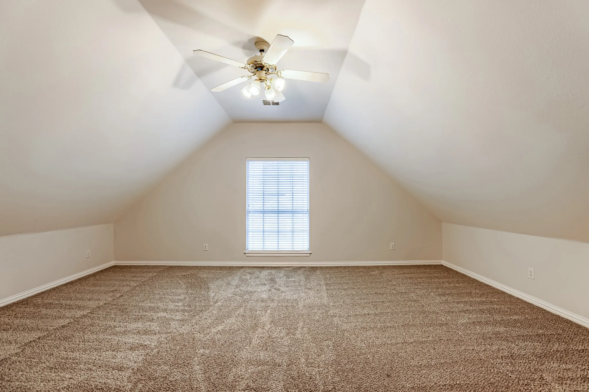 Single Family Residence For Sale in Denton County , 2066 Fair Oaks Circle, Corinth, Texas 76210, 4 Bedroom, 3 Bathroom, 2 Garage spaces, 2,834 Sqft, built in 1999, mls#21281015, Real Estate Agent in Corinth, Homes For Sale in Denton county, Homes For Sale in Corinth, Realtor in Corinth Texas, Real Estate Brokerage Independent Realty Texas, Luminita Cordes Realtor