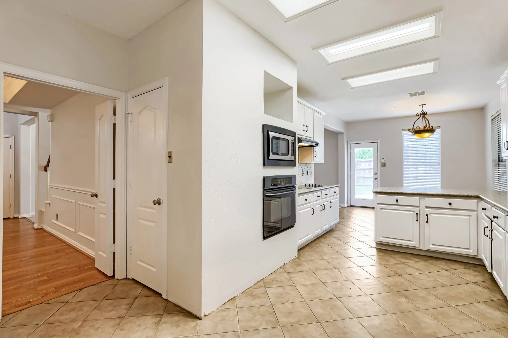 Single Family Residence For Sale in Denton County , 2066 Fair Oaks Circle, Corinth, Texas 76210, 4 Bedroom, 3 Bathroom, 2 Garage spaces, 2,834 Sqft, built in 1999, mls#21281015, Real Estate Agent in Corinth, Homes For Sale in Denton county, Homes For Sale in Corinth, Realtor in Corinth Texas, Real Estate Brokerage Independent Realty Texas, Luminita Cordes Realtor