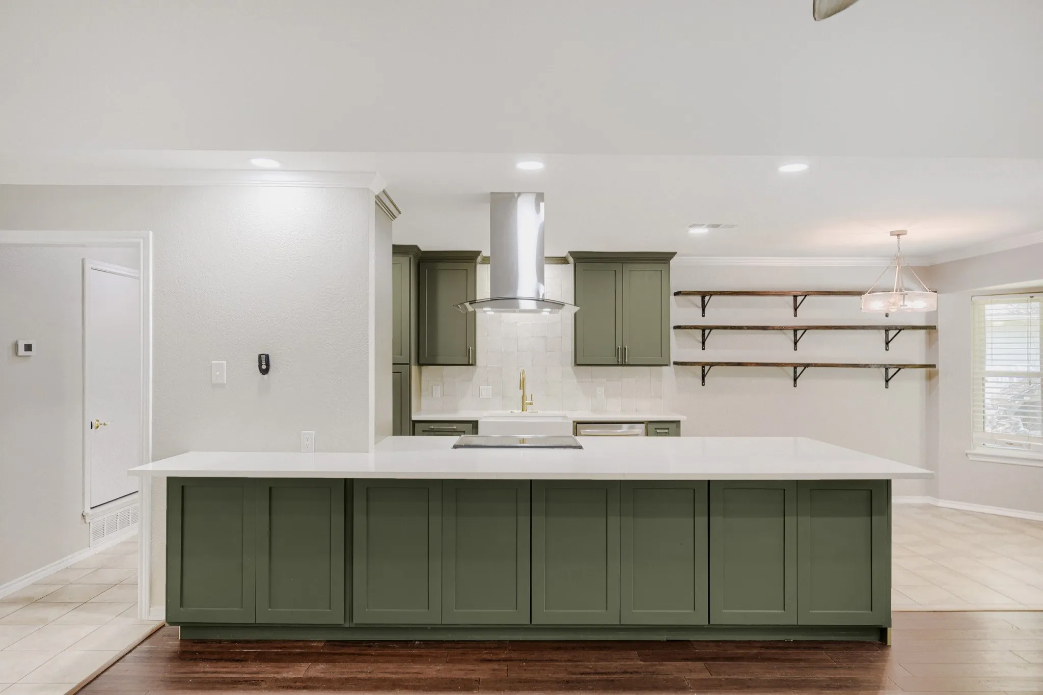 Single Family Residence For Sale in Tarrant County , 10104 Stoneleigh Drive, Benbrook, Texas 76126, 3 Bedroom, 2 Bathroom, 2 Garage spaces, 1,738 Sqft, built in 1985, mls#21284648, Real Estate Agent in Benbrook, Homes For Sale in Tarrant county, Homes For Sale in Benbrook, Realtor in Benbrook Texas, Real Estate Brokerage Independent Realty Texas, Luminita Cordes Realtor