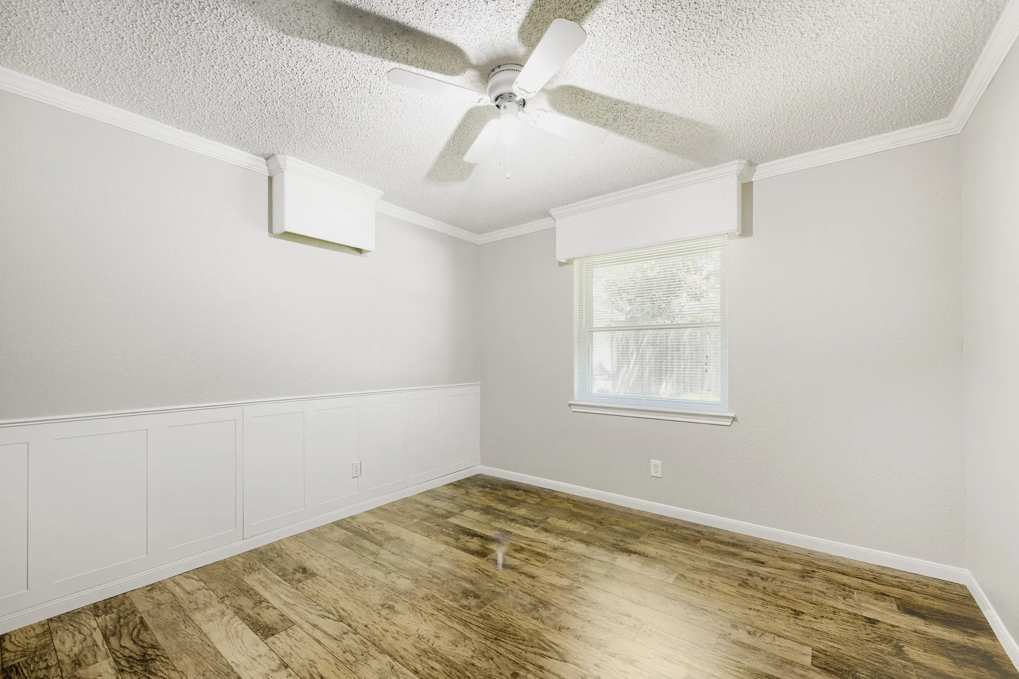 Single Family Residence For Sale in Tarrant County , 10104 Stoneleigh Drive, Benbrook, Texas 76126, 3 Bedroom, 2 Bathroom, 2 Garage spaces, 1,738 Sqft, built in 1985, mls#21284648, Real Estate Agent in Benbrook, Homes For Sale in Tarrant county, Homes For Sale in Benbrook, Realtor in Benbrook Texas, Real Estate Brokerage Independent Realty Texas, Luminita Cordes Realtor