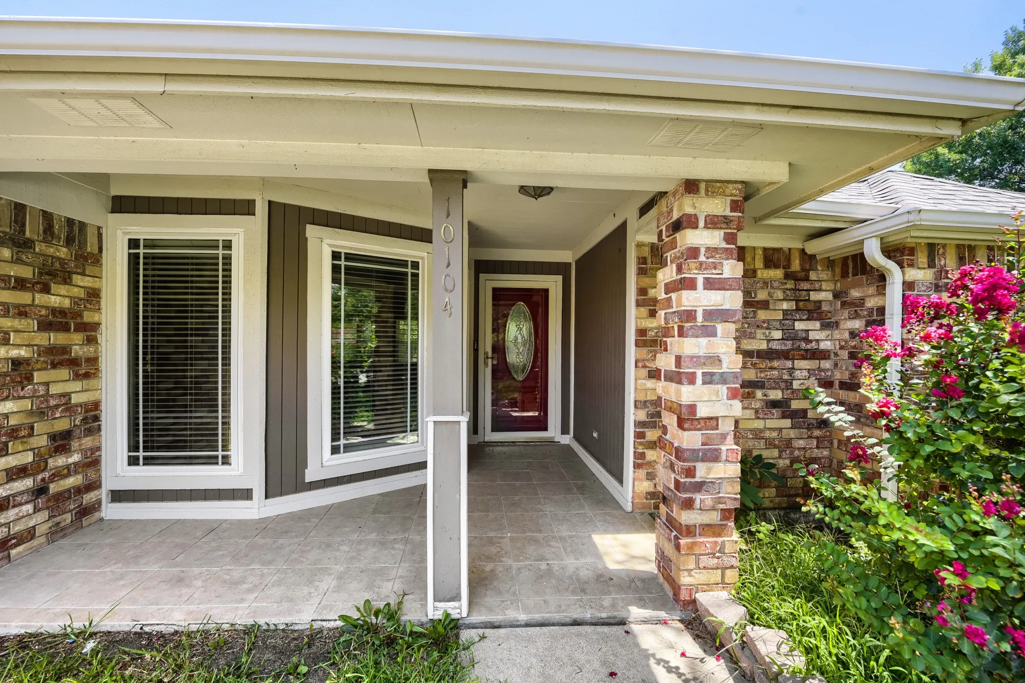 Single Family Residence For Sale in Tarrant County , 10104 Stoneleigh Drive, Benbrook, Texas 76126, 3 Bedroom, 2 Bathroom, 2 Garage spaces, 1,738 Sqft, built in 1985, mls#21284648, Real Estate Agent in Benbrook, Homes For Sale in Tarrant county, Homes For Sale in Benbrook, Realtor in Benbrook Texas, Real Estate Brokerage Independent Realty Texas, Luminita Cordes Realtor