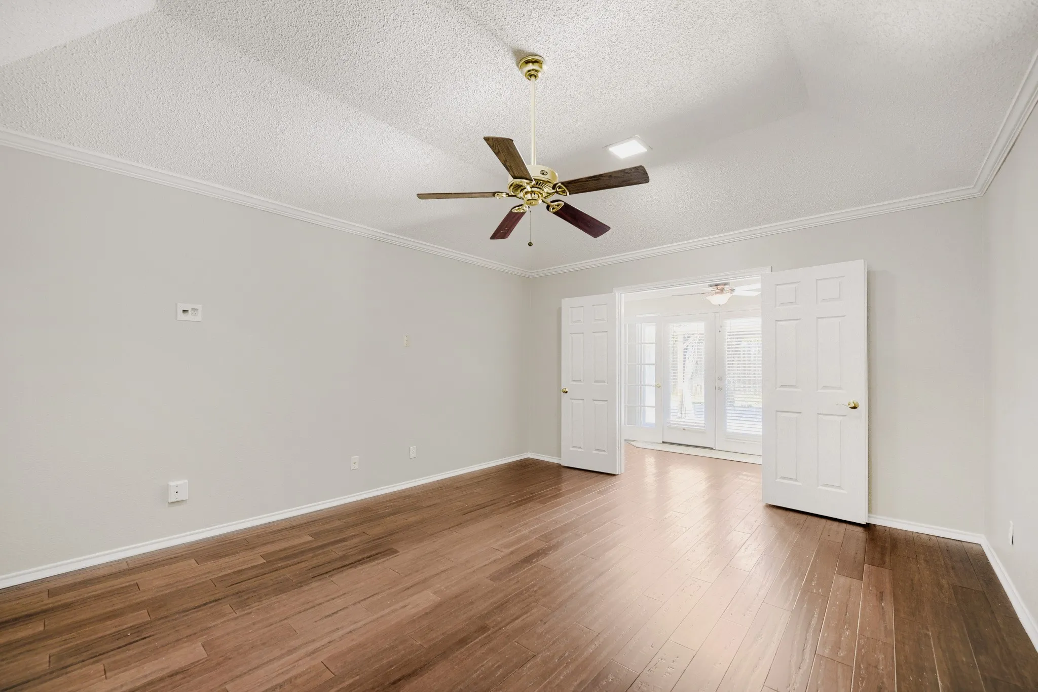 Single Family Residence For Sale in Tarrant County , 10104 Stoneleigh Drive, Benbrook, Texas 76126, 3 Bedroom, 2 Bathroom, 2 Garage spaces, 1,738 Sqft, built in 1985, mls#21284648, Real Estate Agent in Benbrook, Homes For Sale in Tarrant county, Homes For Sale in Benbrook, Realtor in Benbrook Texas, Real Estate Brokerage Independent Realty Texas, Luminita Cordes Realtor