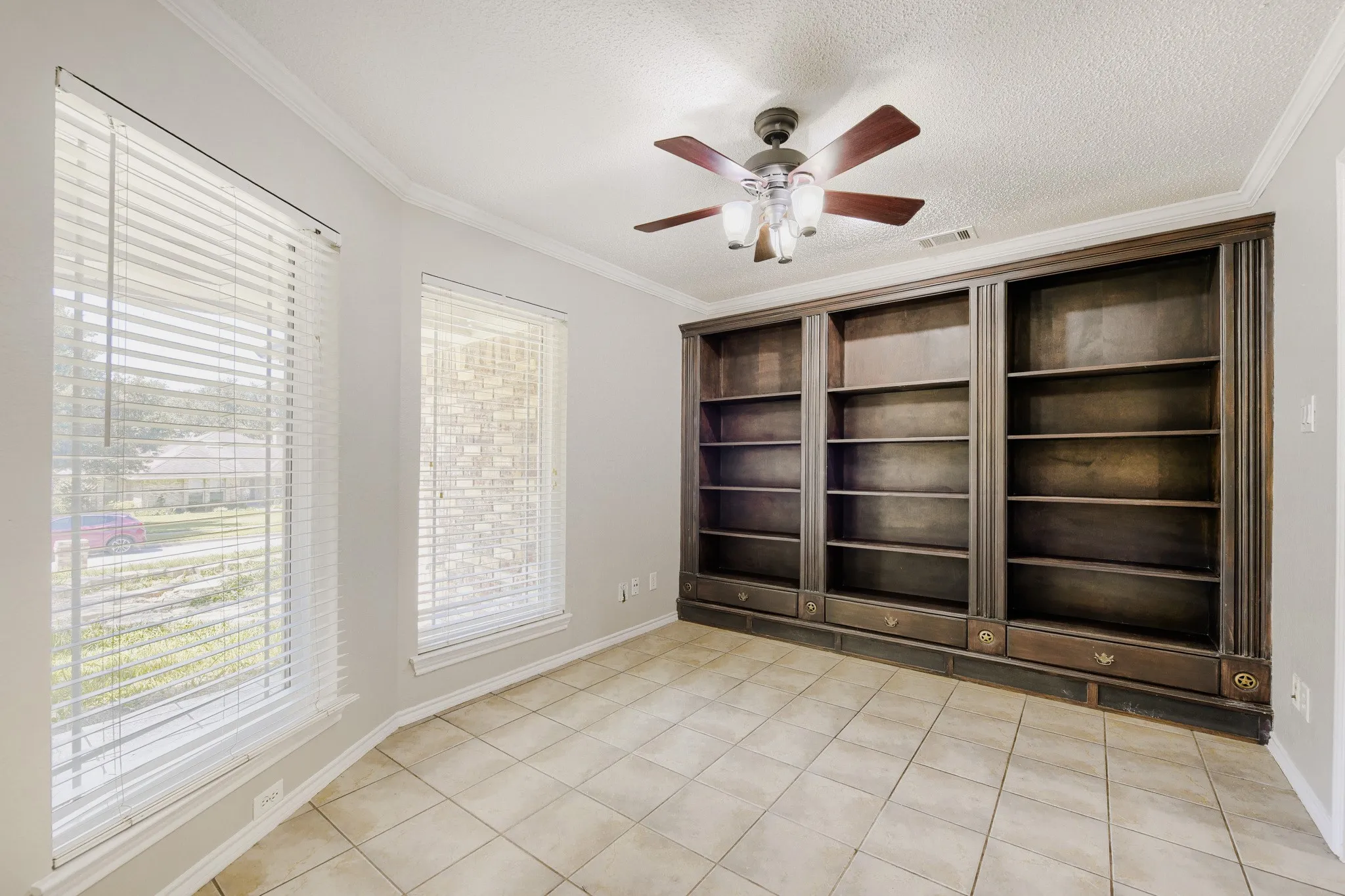Single Family Residence For Sale in Tarrant County , 10104 Stoneleigh Drive, Benbrook, Texas 76126, 3 Bedroom, 2 Bathroom, 2 Garage spaces, 1,738 Sqft, built in 1985, mls#21284648, Real Estate Agent in Benbrook, Homes For Sale in Tarrant county, Homes For Sale in Benbrook, Realtor in Benbrook Texas, Real Estate Brokerage Independent Realty Texas, Luminita Cordes Realtor