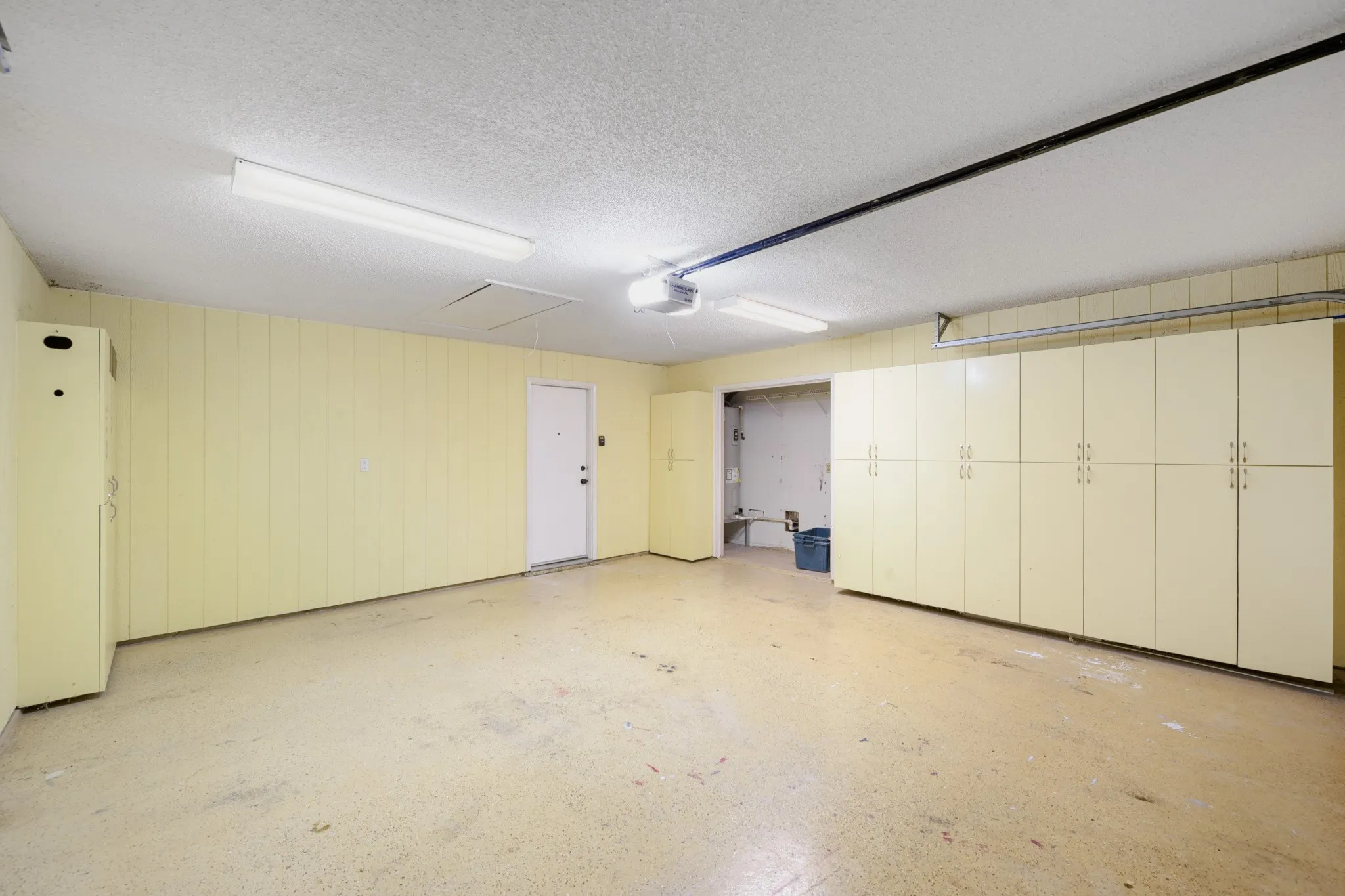 Single Family Residence For Sale in Tarrant County , 10104 Stoneleigh Drive, Benbrook, Texas 76126, 3 Bedroom, 2 Bathroom, 2 Garage spaces, 1,738 Sqft, built in 1985, mls#21284648, Real Estate Agent in Benbrook, Homes For Sale in Tarrant county, Homes For Sale in Benbrook, Realtor in Benbrook Texas, Real Estate Brokerage Independent Realty Texas, Luminita Cordes Realtor
