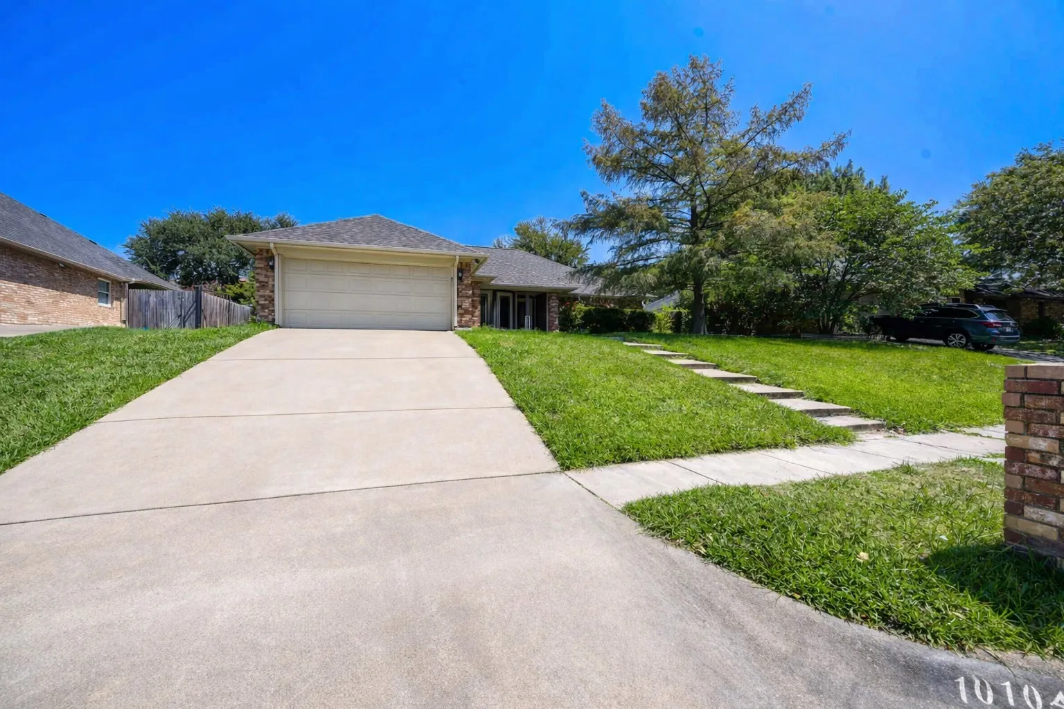 Single Family Residence For Sale in Tarrant County , 10104 Stoneleigh Drive, Benbrook, Texas 76126, 3 Bedroom, 2 Bathroom, 2 Garage spaces, 1,738 Sqft, built in 1985, mls#21284648, Real Estate Agent in Benbrook, Homes For Sale in Tarrant county, Homes For Sale in Benbrook, Realtor in Benbrook Texas, Real Estate Brokerage Independent Realty Texas, Luminita Cordes Realtor