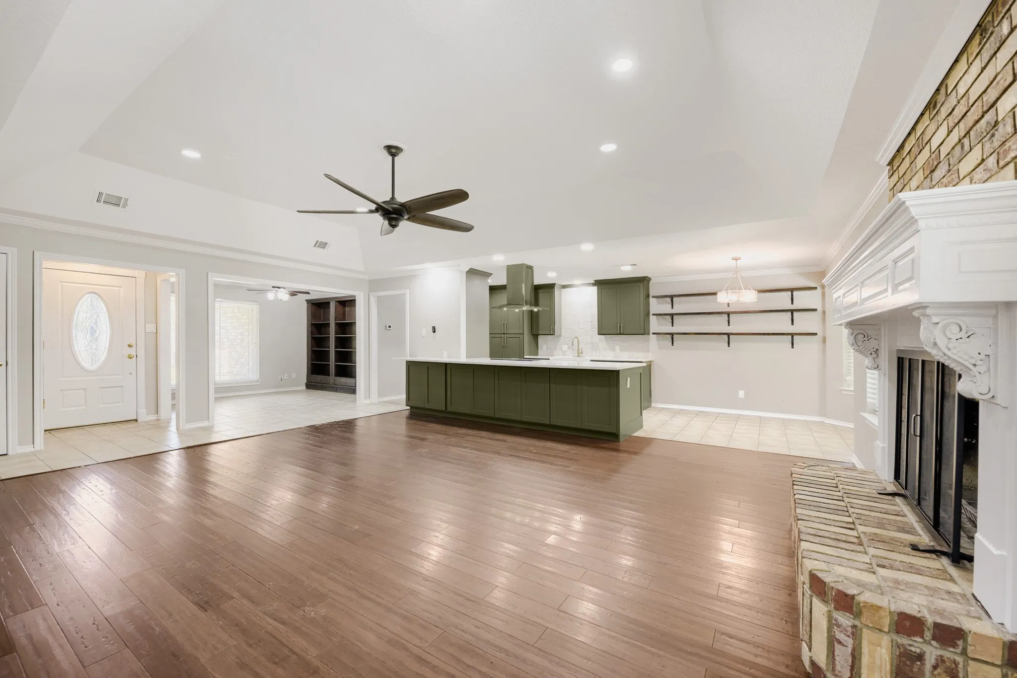 Single Family Residence For Sale in Tarrant County , 10104 Stoneleigh Drive, Benbrook, Texas 76126, 3 Bedroom, 2 Bathroom, 2 Garage spaces, 1,738 Sqft, built in 1985, mls#21284648, Real Estate Agent in Benbrook, Homes For Sale in Tarrant county, Homes For Sale in Benbrook, Realtor in Benbrook Texas, Real Estate Brokerage Independent Realty Texas, Luminita Cordes Realtor
