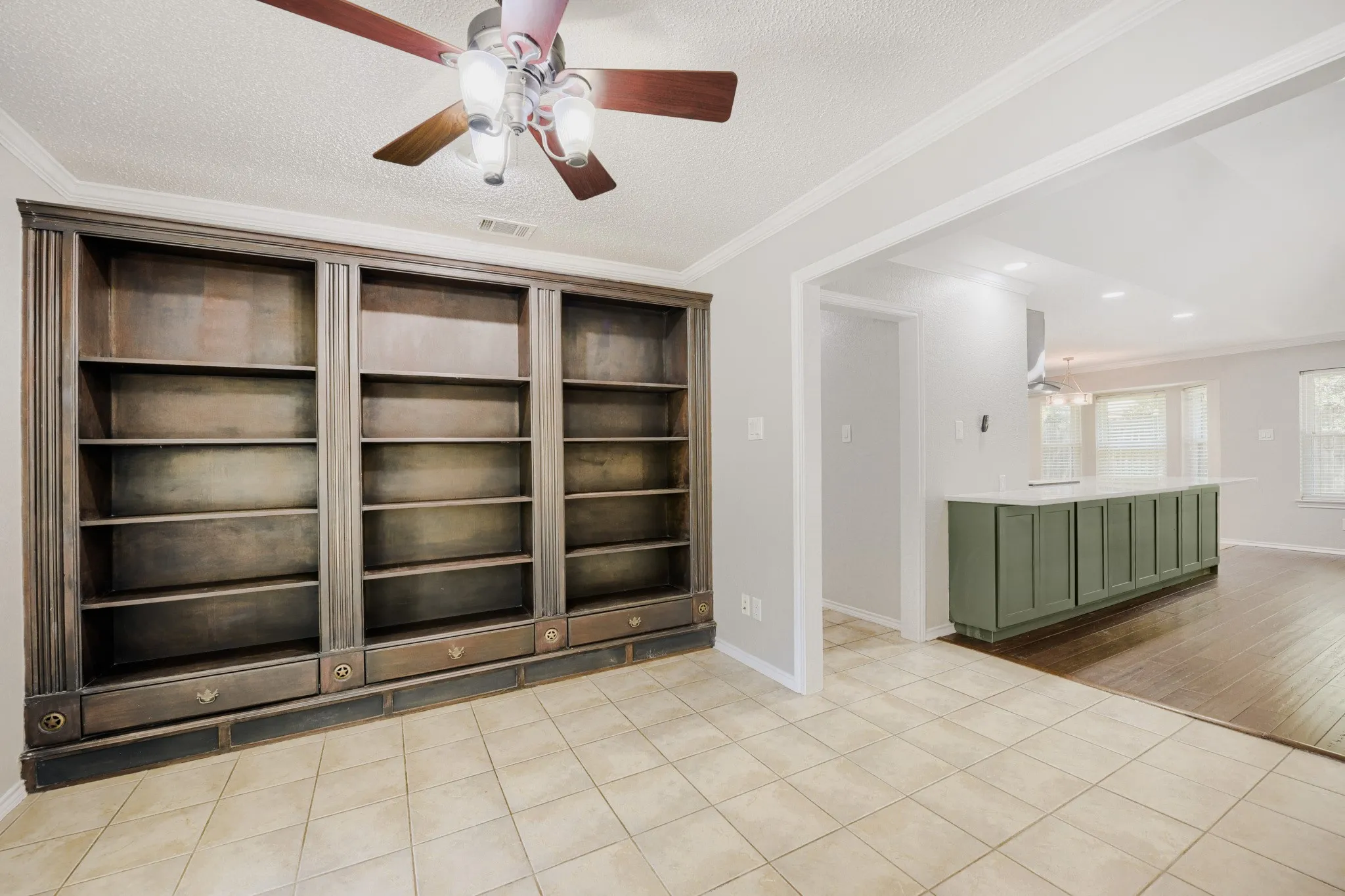 Single Family Residence For Sale in Tarrant County , 10104 Stoneleigh Drive, Benbrook, Texas 76126, 3 Bedroom, 2 Bathroom, 2 Garage spaces, 1,738 Sqft, built in 1985, mls#21284648, Real Estate Agent in Benbrook, Homes For Sale in Tarrant county, Homes For Sale in Benbrook, Realtor in Benbrook Texas, Real Estate Brokerage Independent Realty Texas, Luminita Cordes Realtor