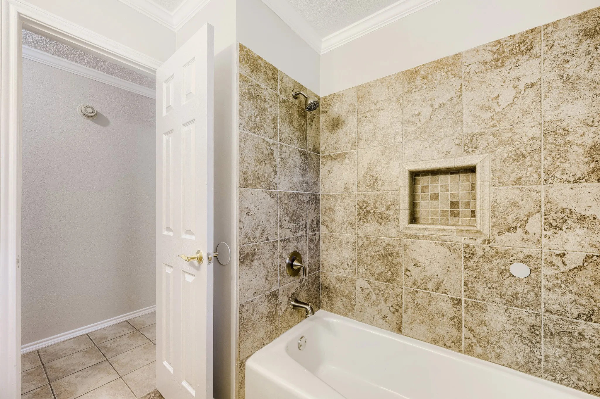 Single Family Residence For Sale in Tarrant County , 10104 Stoneleigh Drive, Benbrook, Texas 76126, 3 Bedroom, 2 Bathroom, 2 Garage spaces, 1,738 Sqft, built in 1985, mls#21284648, Real Estate Agent in Benbrook, Homes For Sale in Tarrant county, Homes For Sale in Benbrook, Realtor in Benbrook Texas, Real Estate Brokerage Independent Realty Texas, Luminita Cordes Realtor