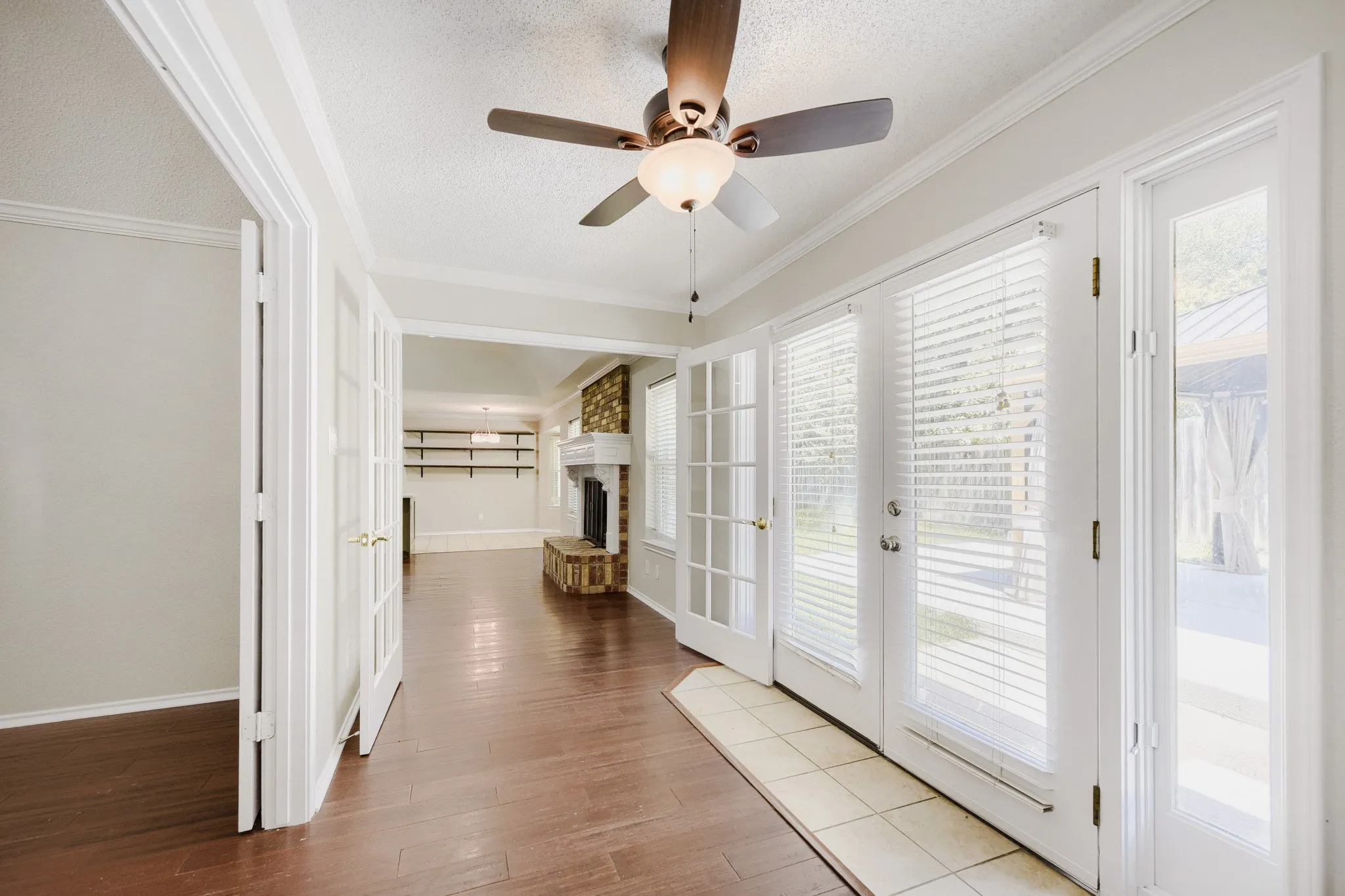 Single Family Residence For Sale in Tarrant County , 10104 Stoneleigh Drive, Benbrook, Texas 76126, 3 Bedroom, 2 Bathroom, 2 Garage spaces, 1,738 Sqft, built in 1985, mls#21284648, Real Estate Agent in Benbrook, Homes For Sale in Tarrant county, Homes For Sale in Benbrook, Realtor in Benbrook Texas, Real Estate Brokerage Independent Realty Texas, Luminita Cordes Realtor