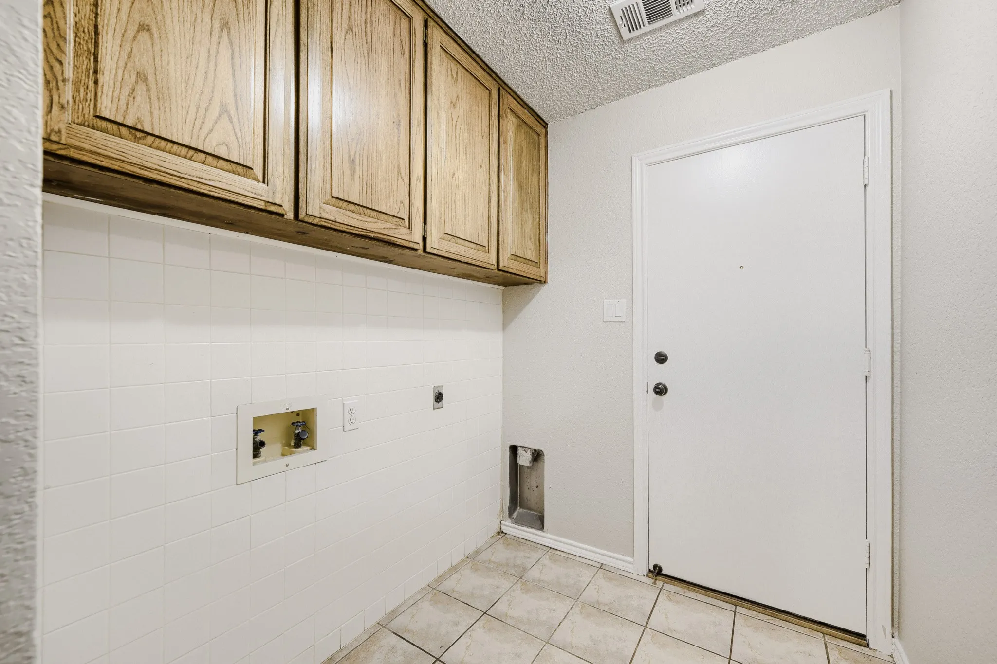 Single Family Residence For Sale in Tarrant County , 10104 Stoneleigh Drive, Benbrook, Texas 76126, 3 Bedroom, 2 Bathroom, 2 Garage spaces, 1,738 Sqft, built in 1985, mls#21284648, Real Estate Agent in Benbrook, Homes For Sale in Tarrant county, Homes For Sale in Benbrook, Realtor in Benbrook Texas, Real Estate Brokerage Independent Realty Texas, Luminita Cordes Realtor
