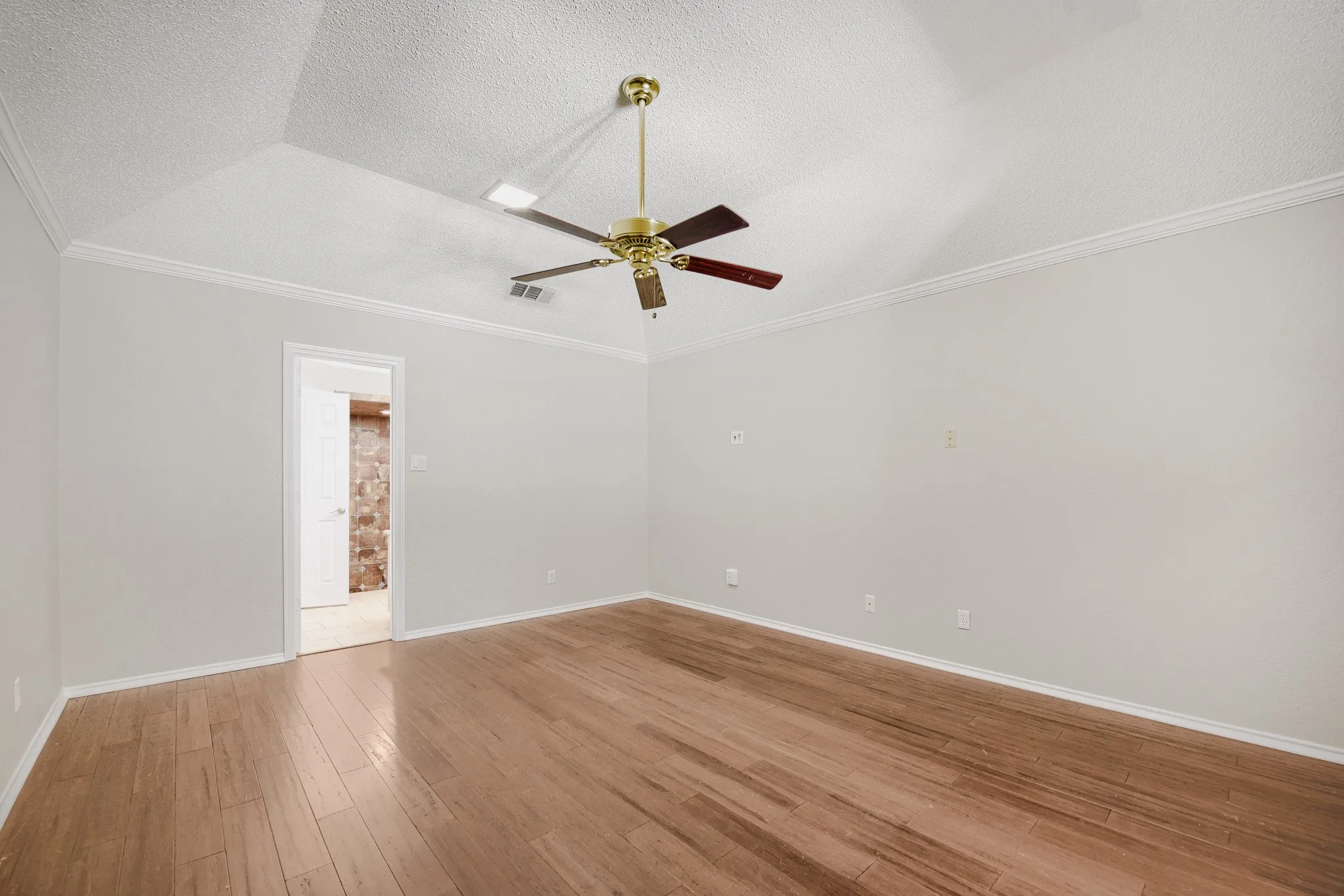 Single Family Residence For Sale in Tarrant County , 10104 Stoneleigh Drive, Benbrook, Texas 76126, 3 Bedroom, 2 Bathroom, 2 Garage spaces, 1,738 Sqft, built in 1985, mls#21284648, Real Estate Agent in Benbrook, Homes For Sale in Tarrant county, Homes For Sale in Benbrook, Realtor in Benbrook Texas, Real Estate Brokerage Independent Realty Texas, Luminita Cordes Realtor