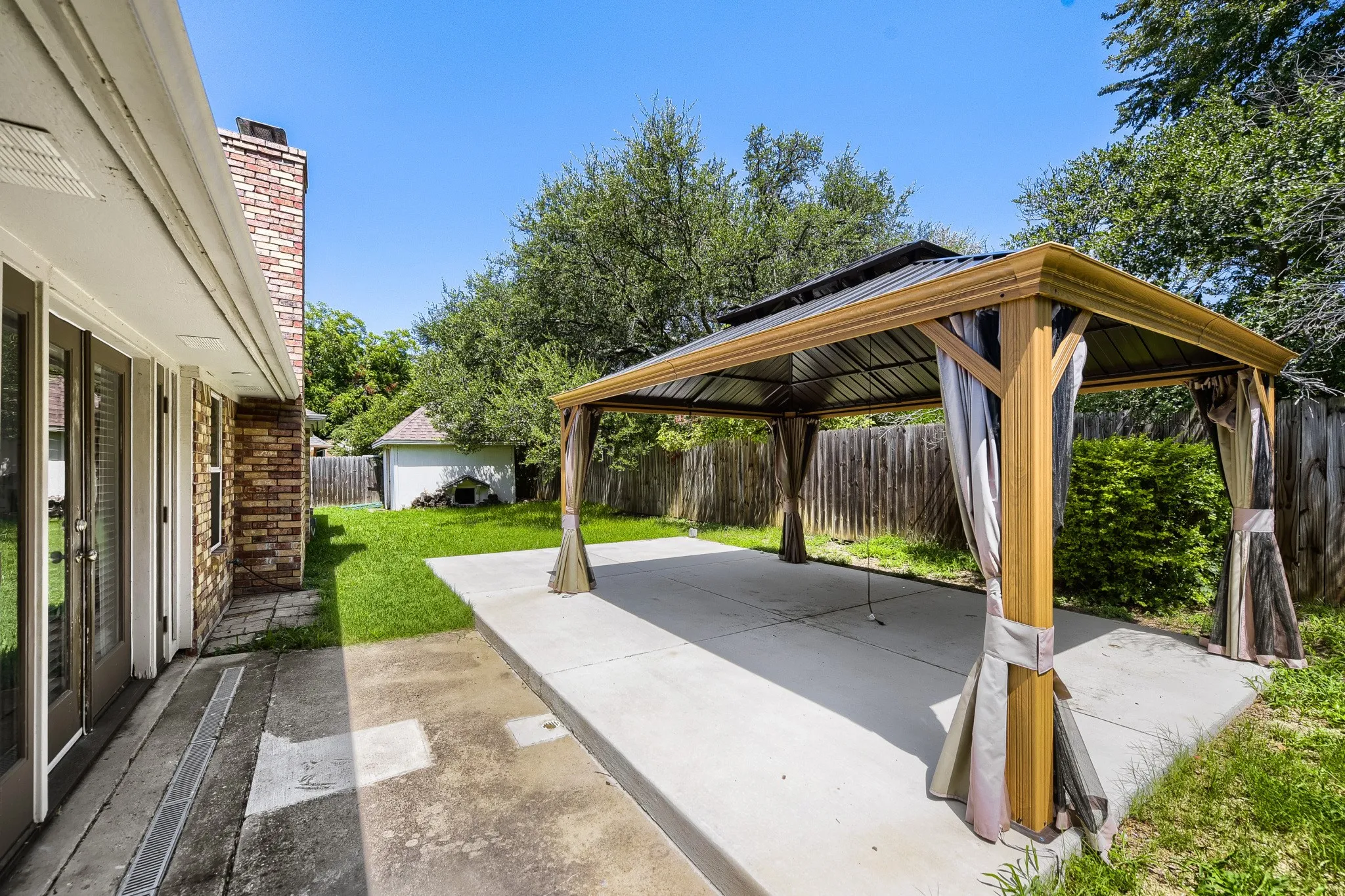 Single Family Residence For Sale in Tarrant County , 10104 Stoneleigh Drive, Benbrook, Texas 76126, 3 Bedroom, 2 Bathroom, 2 Garage spaces, 1,738 Sqft, built in 1985, mls#21284648, Real Estate Agent in Benbrook, Homes For Sale in Tarrant county, Homes For Sale in Benbrook, Realtor in Benbrook Texas, Real Estate Brokerage Independent Realty Texas, Luminita Cordes Realtor
