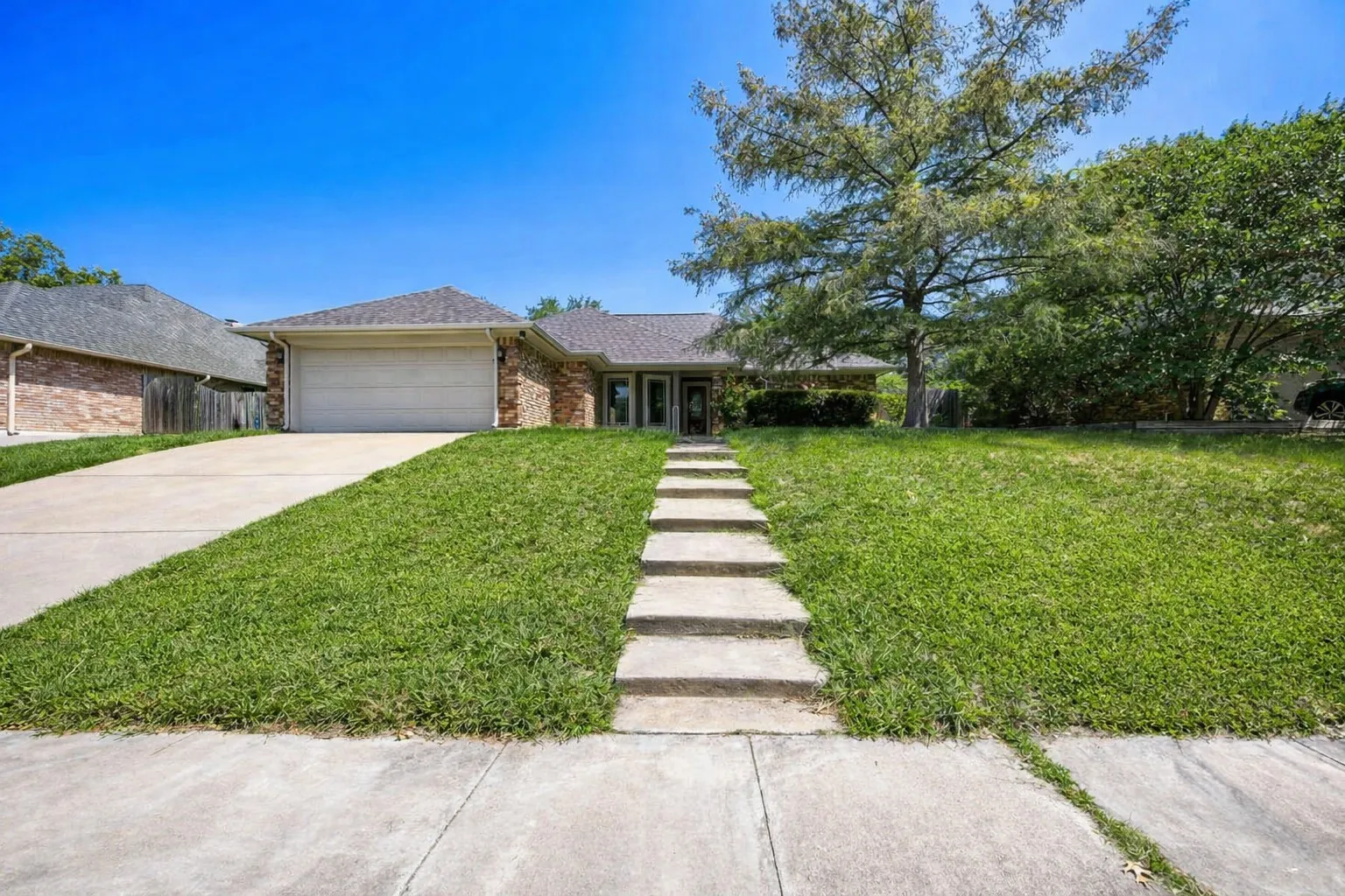 Single Family Residence For Sale in Tarrant County , 10104 Stoneleigh Drive, Benbrook, Texas 76126, 3 Bedroom, 2 Bathroom, 2 Garage spaces, 1,738 Sqft, built in 1985, mls#21284648, Real Estate Agent in Benbrook, Homes For Sale in Tarrant county, Homes For Sale in Benbrook, Realtor in Benbrook Texas, Real Estate Brokerage Independent Realty Texas, Luminita Cordes Realtor