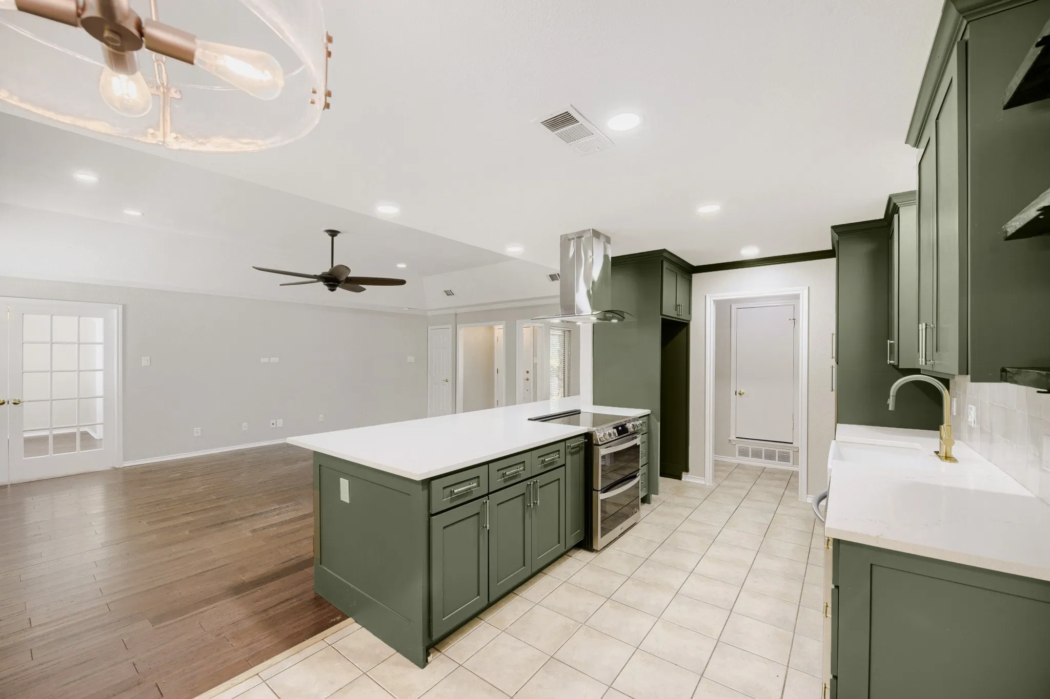 Single Family Residence For Sale in Tarrant County , 10104 Stoneleigh Drive, Benbrook, Texas 76126, 3 Bedroom, 2 Bathroom, 2 Garage spaces, 1,738 Sqft, built in 1985, mls#21284648, Real Estate Agent in Benbrook, Homes For Sale in Tarrant county, Homes For Sale in Benbrook, Realtor in Benbrook Texas, Real Estate Brokerage Independent Realty Texas, Luminita Cordes Realtor