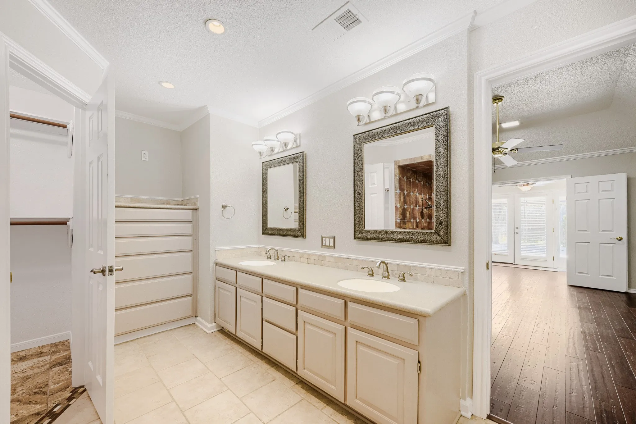 Single Family Residence For Sale in Tarrant County , 10104 Stoneleigh Drive, Benbrook, Texas 76126, 3 Bedroom, 2 Bathroom, 2 Garage spaces, 1,738 Sqft, built in 1985, mls#21284648, Real Estate Agent in Benbrook, Homes For Sale in Tarrant county, Homes For Sale in Benbrook, Realtor in Benbrook Texas, Real Estate Brokerage Independent Realty Texas, Luminita Cordes Realtor