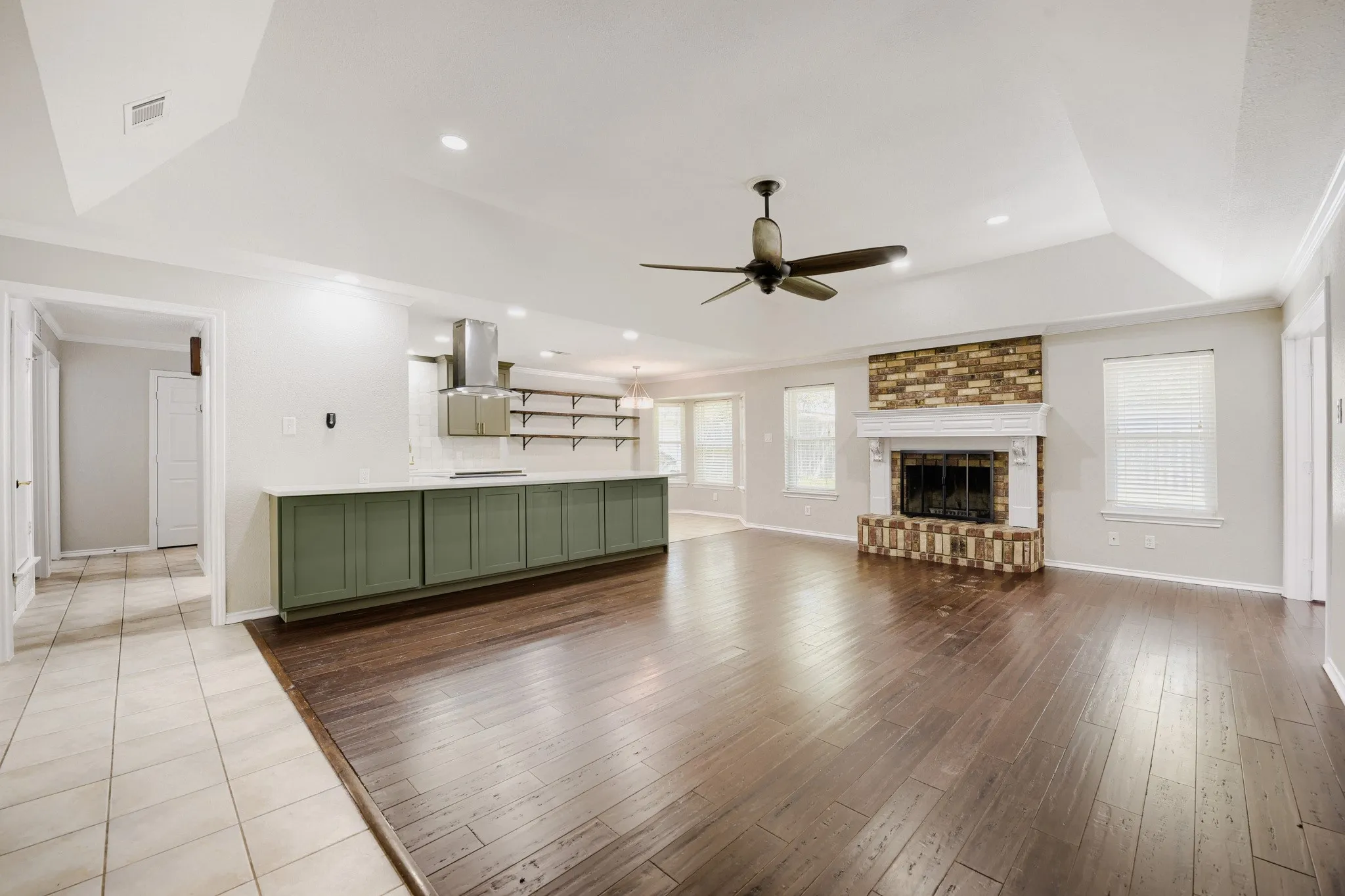 Single Family Residence For Sale in Tarrant County , 10104 Stoneleigh Drive, Benbrook, Texas 76126, 3 Bedroom, 2 Bathroom, 2 Garage spaces, 1,738 Sqft, built in 1985, mls#21284648, Real Estate Agent in Benbrook, Homes For Sale in Tarrant county, Homes For Sale in Benbrook, Realtor in Benbrook Texas, Real Estate Brokerage Independent Realty Texas, Luminita Cordes Realtor