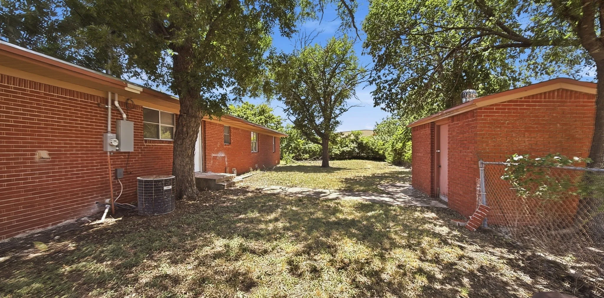 Single Family Residence For Sale in Coryell County , 902 S US Highway 281, Evant, Texas 76525, 3 Bedrooms, 2 Bathrooms, 2 Garage spaces, 2,430 Sqft, built in 1975, Price $155,000, mls#21338706, Real Estate Agent in Evant, Homes For Sale in Coryell county, Homes For Sale in Evant, Realtor in Evant Texas, Real Estate Brokerage Independent Realty Texas, Luminita Cordes Realtor