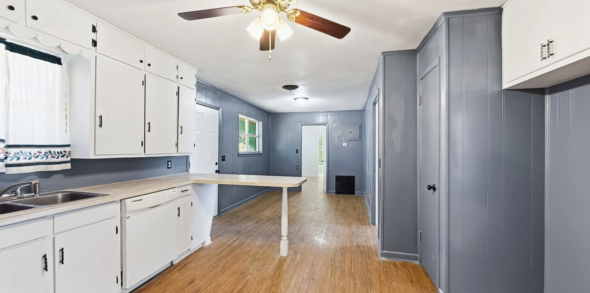 Single Family Residence For Sale in Coryell County , 902 S US Highway 281, Evant, Texas 76525, 3 Bedrooms, 2 Bathrooms, 2 Garage spaces, 2,430 Sqft, built in 1975, Price $155,000, mls#21338706, Real Estate Agent in Evant, Homes For Sale in Coryell county, Homes For Sale in Evant, Realtor in Evant Texas, Real Estate Brokerage Independent Realty Texas, Luminita Cordes Realtor