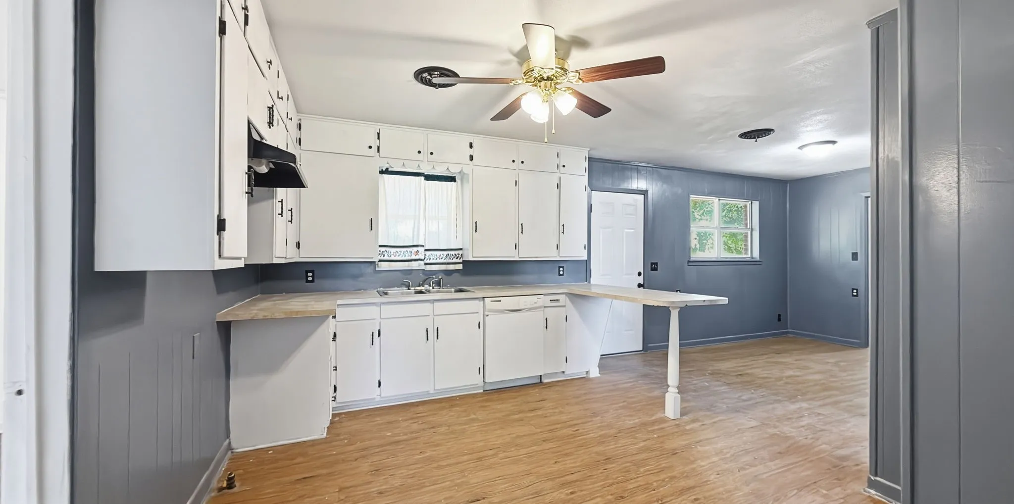 Single Family Residence For Sale in Coryell County , 902 S US Highway 281, Evant, Texas 76525, 3 Bedrooms, 2 Bathrooms, 2 Garage spaces, 2,430 Sqft, built in 1975, Price $155,000, mls#21338706, Real Estate Agent in Evant, Homes For Sale in Coryell county, Homes For Sale in Evant, Realtor in Evant Texas, Real Estate Brokerage Independent Realty Texas, Luminita Cordes Realtor