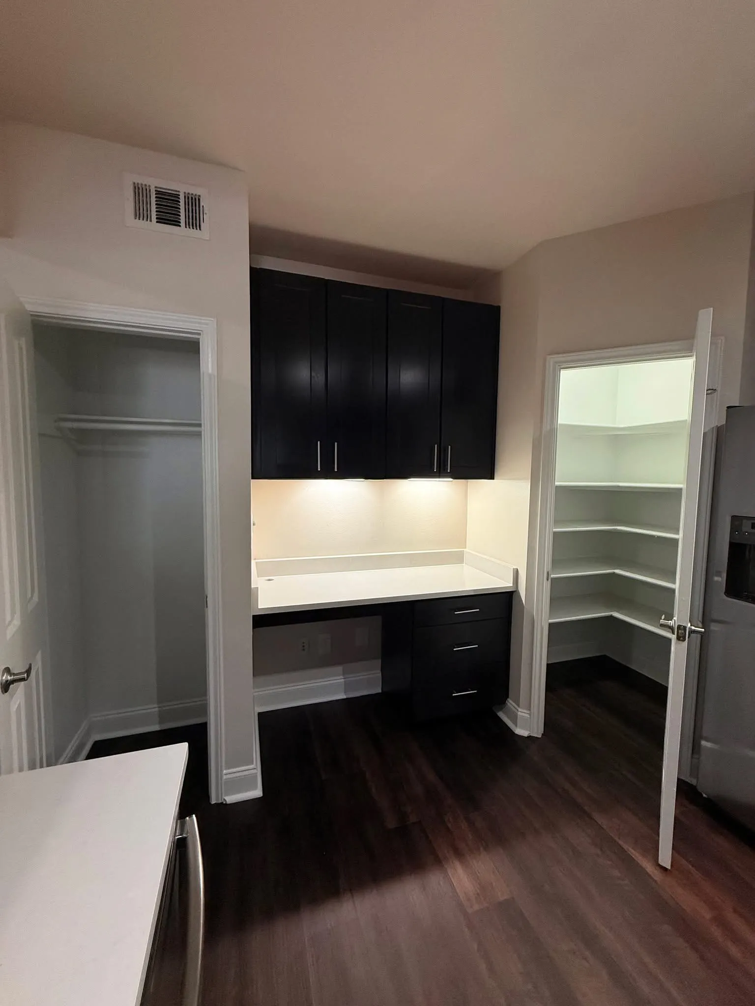 Townhouse For Rent in Dallas County , 5445 Caruth Haven Lane 515, Dallas, Texas 75225, 1 Bedroom, 1 Bathroom, 1 Garage spaces, 949 Sqft, built in 1998, mls#21338691, Real Estate Agent in Dallas, Homes For Rent in Dallas county, Homes For Rent in Dallas, Realtor in Dallas Texas, Real Estate Brokerage Independent Realty Texas, Luminita Cordes Realtor